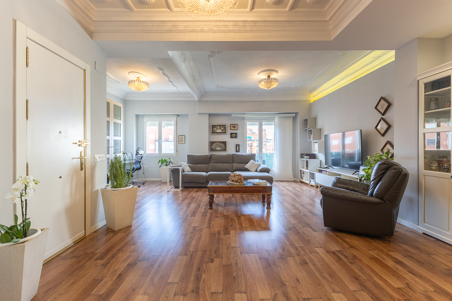 Charming renovated apartment with balcony on Valencia’s Kingdom Street, next to the Turia Gardens