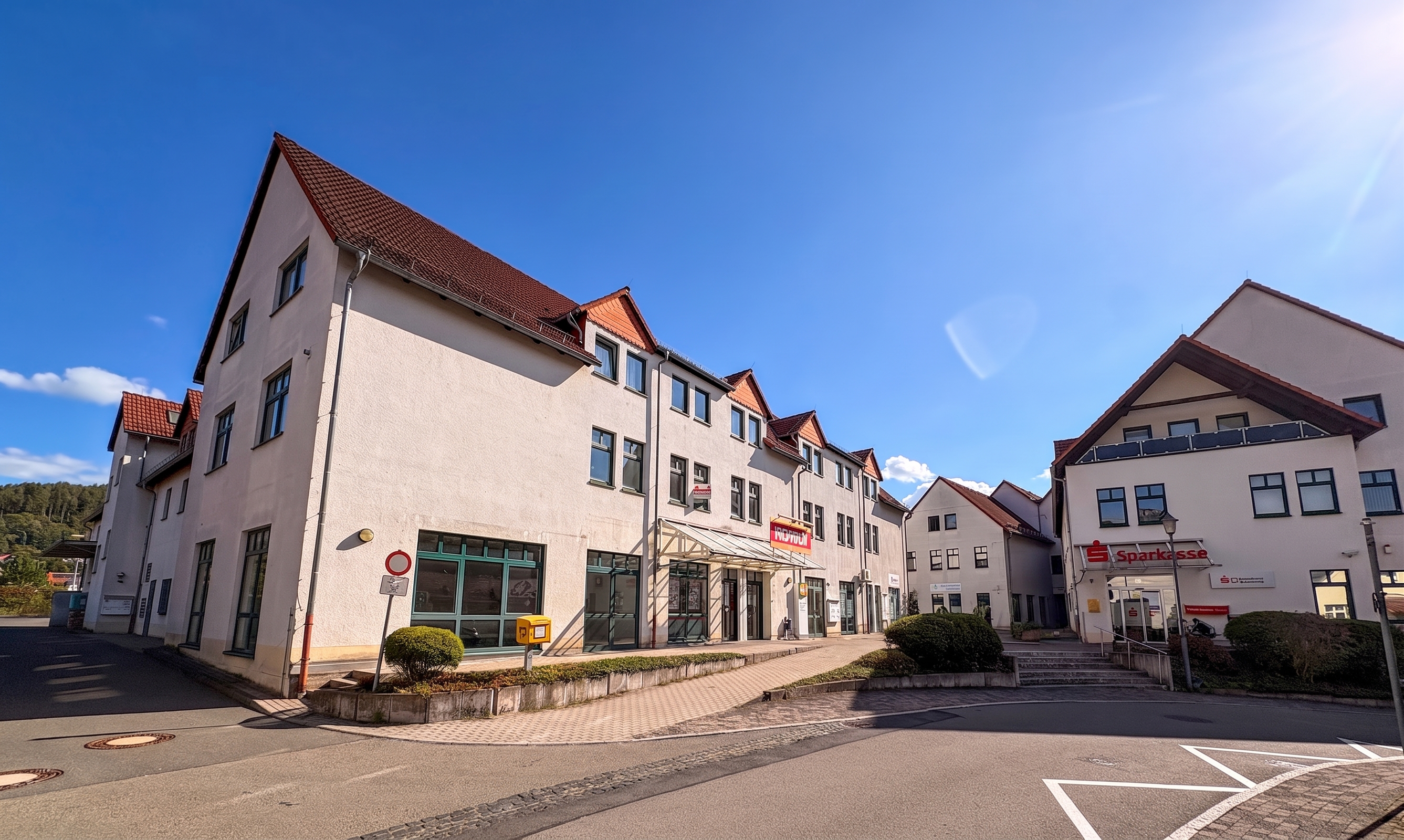 Raum für Geschäftsideen – zwei attraktive Gewerbeeinheiten in zentraler Lage von Steinbach-Hallenberg [KI-modifiziert]