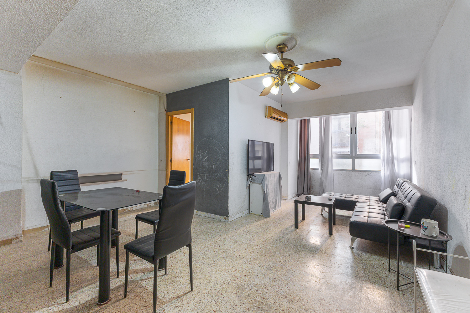 Discover in Mislata a 4-bedroom apartment to renovate and transform into an exclusive residence, offering endless possibilities next to Valencia.