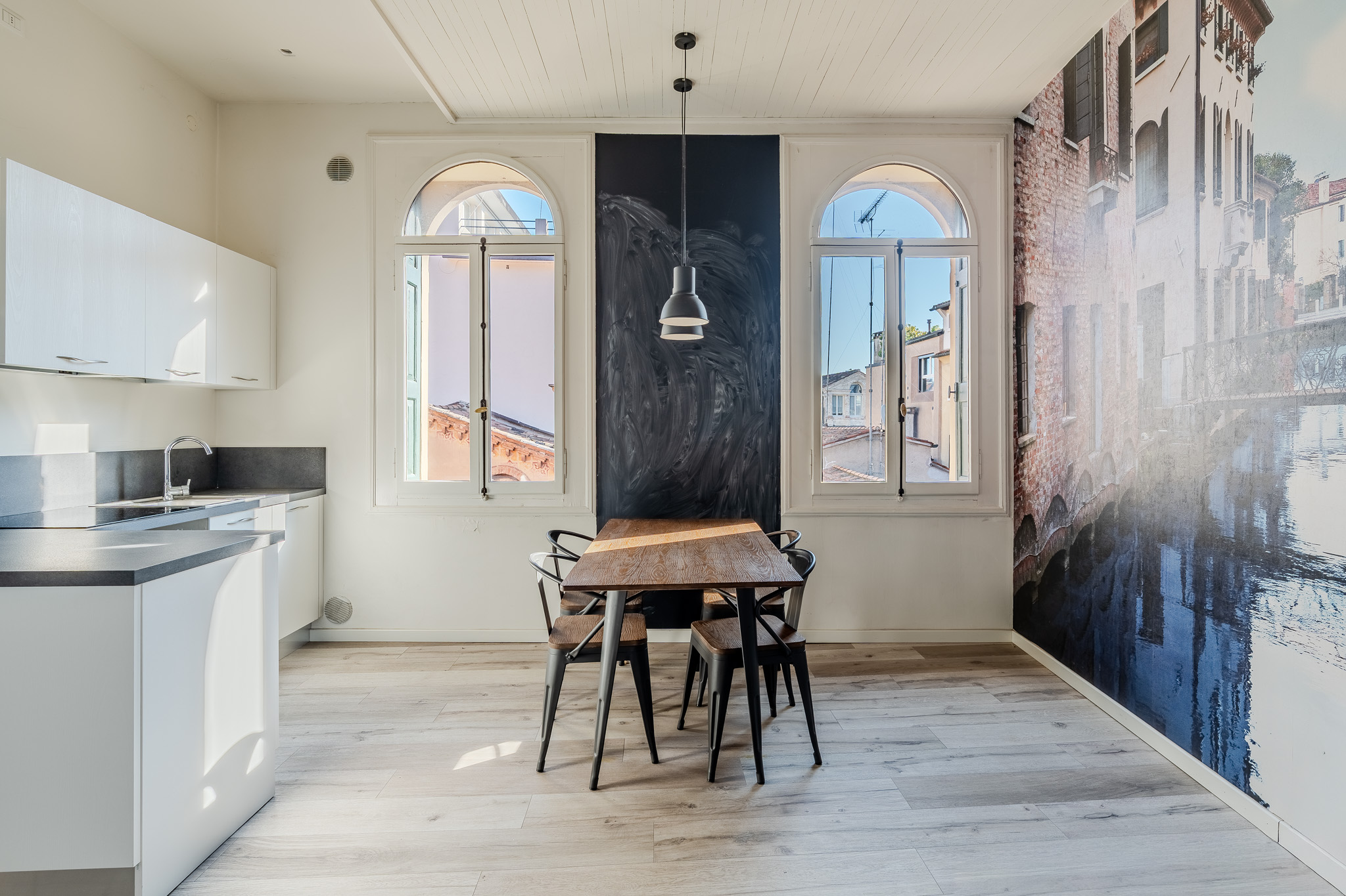Refined apartment overlooking Via Trevisi
