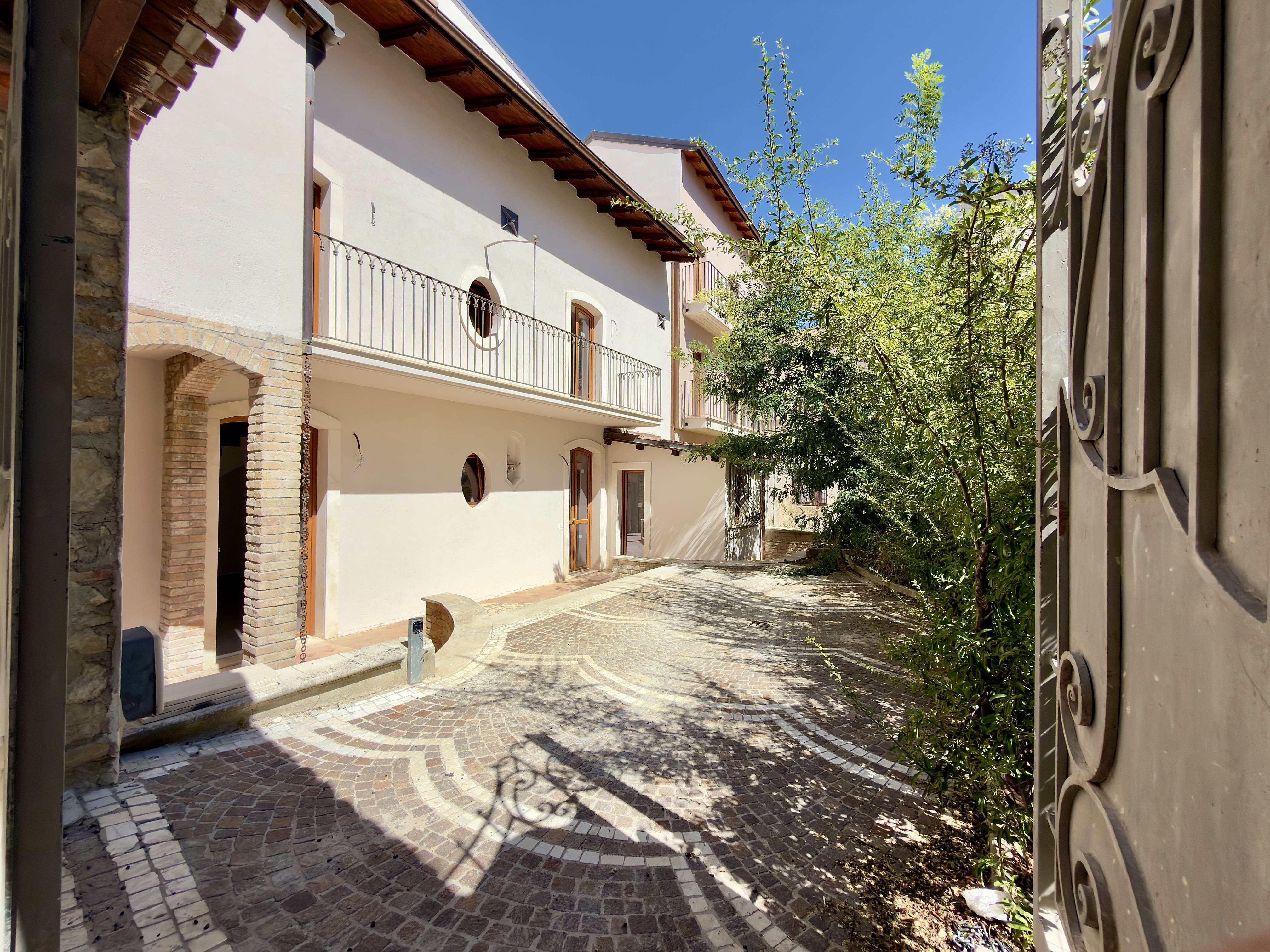 L’Aquila Historic Center – Renovated semi-detached residence with private vehicular access.
