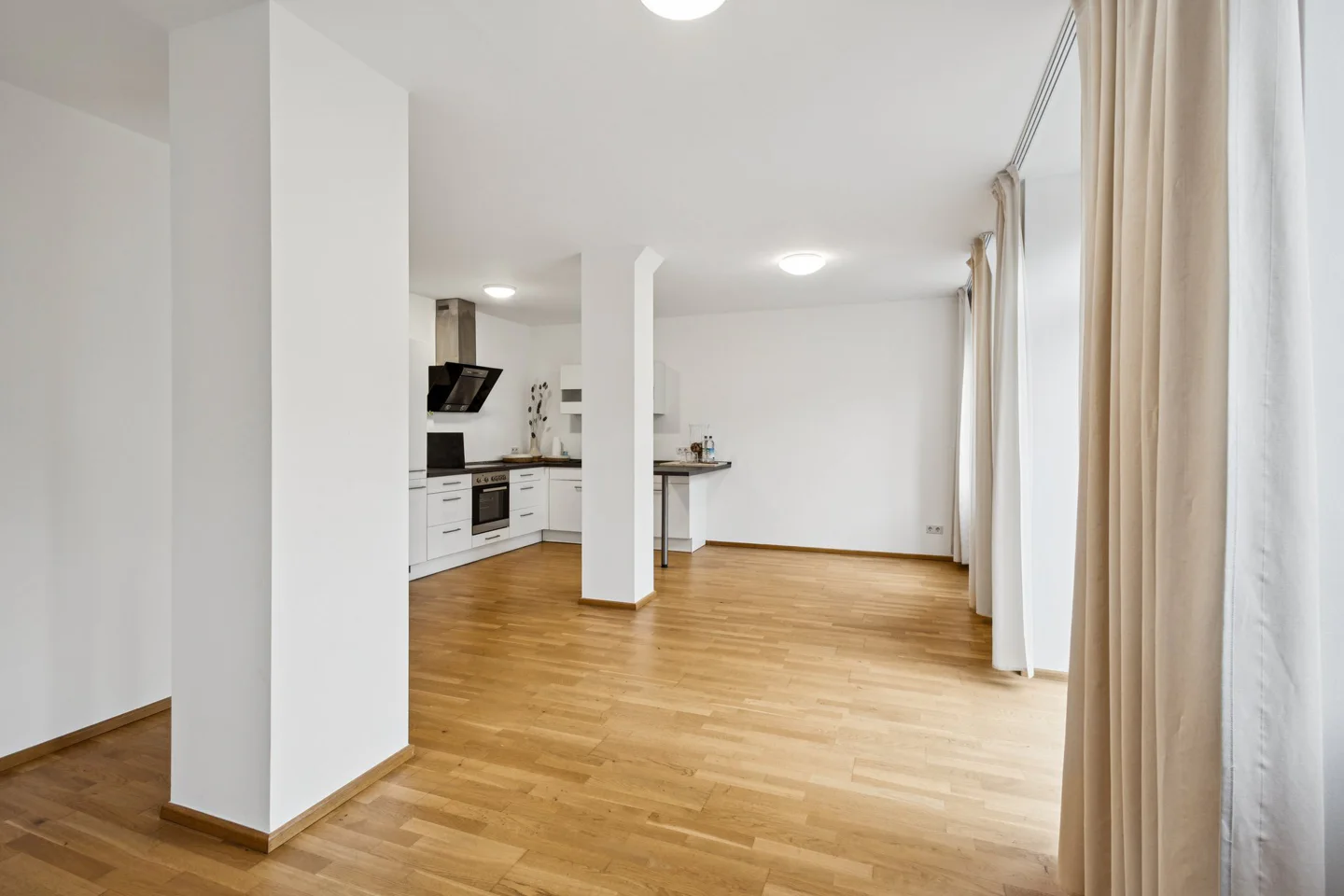 Moderne Erdgeschosswohnung mit 3-ZKB, Terrasse und Stellplatz in zentraler Stadtlage! - Foto 1