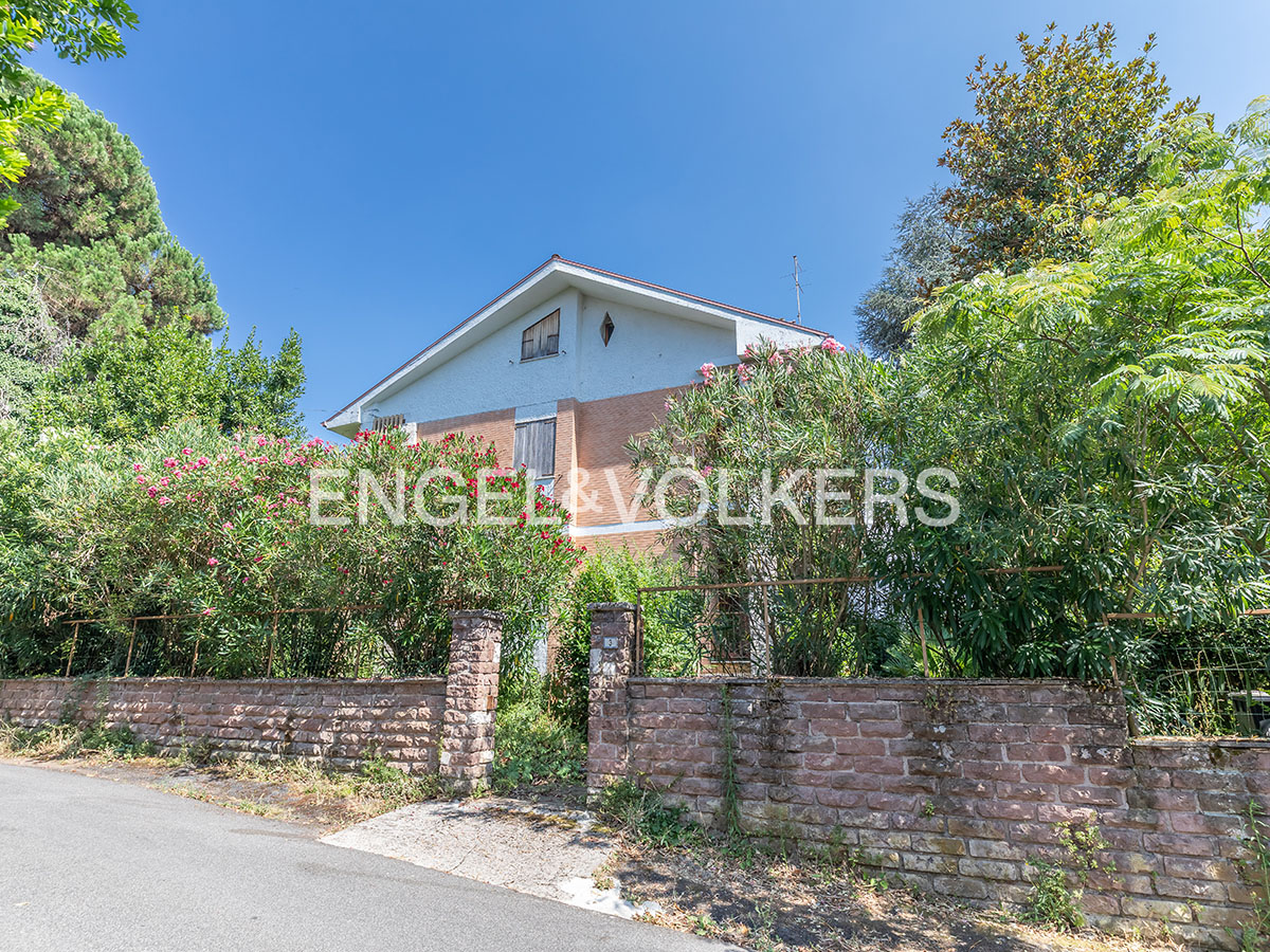 Detached villa in the heart of Cave