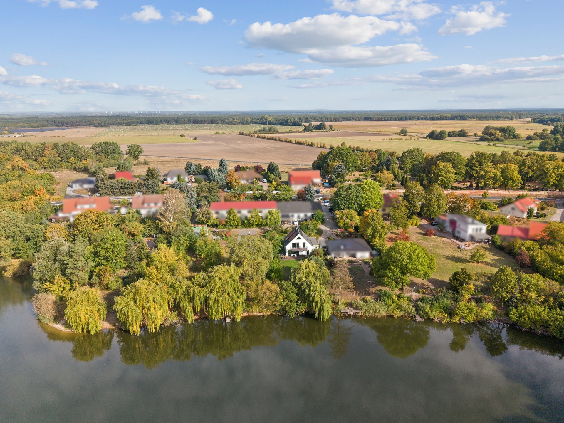 Ihr eigenes Ufer: Familienhaus mit offener Galerie, Kamin und direktem Seezugang