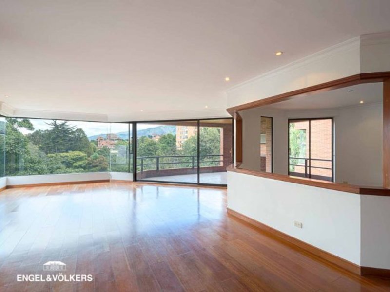 Excelente apartamento con amplio balcón para venta en La Cabrera