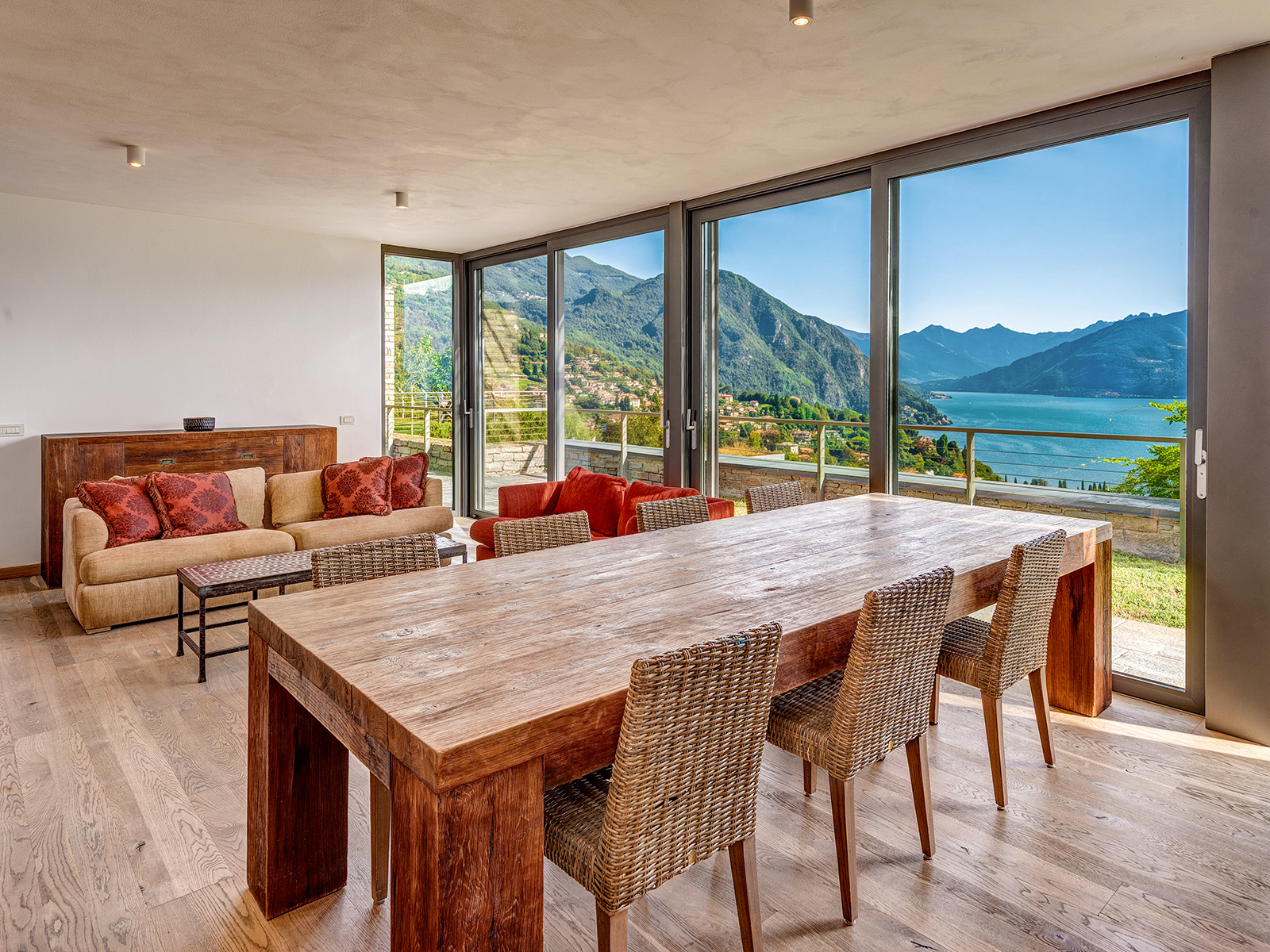 Exclusive apartment in exceptional residence with lake views