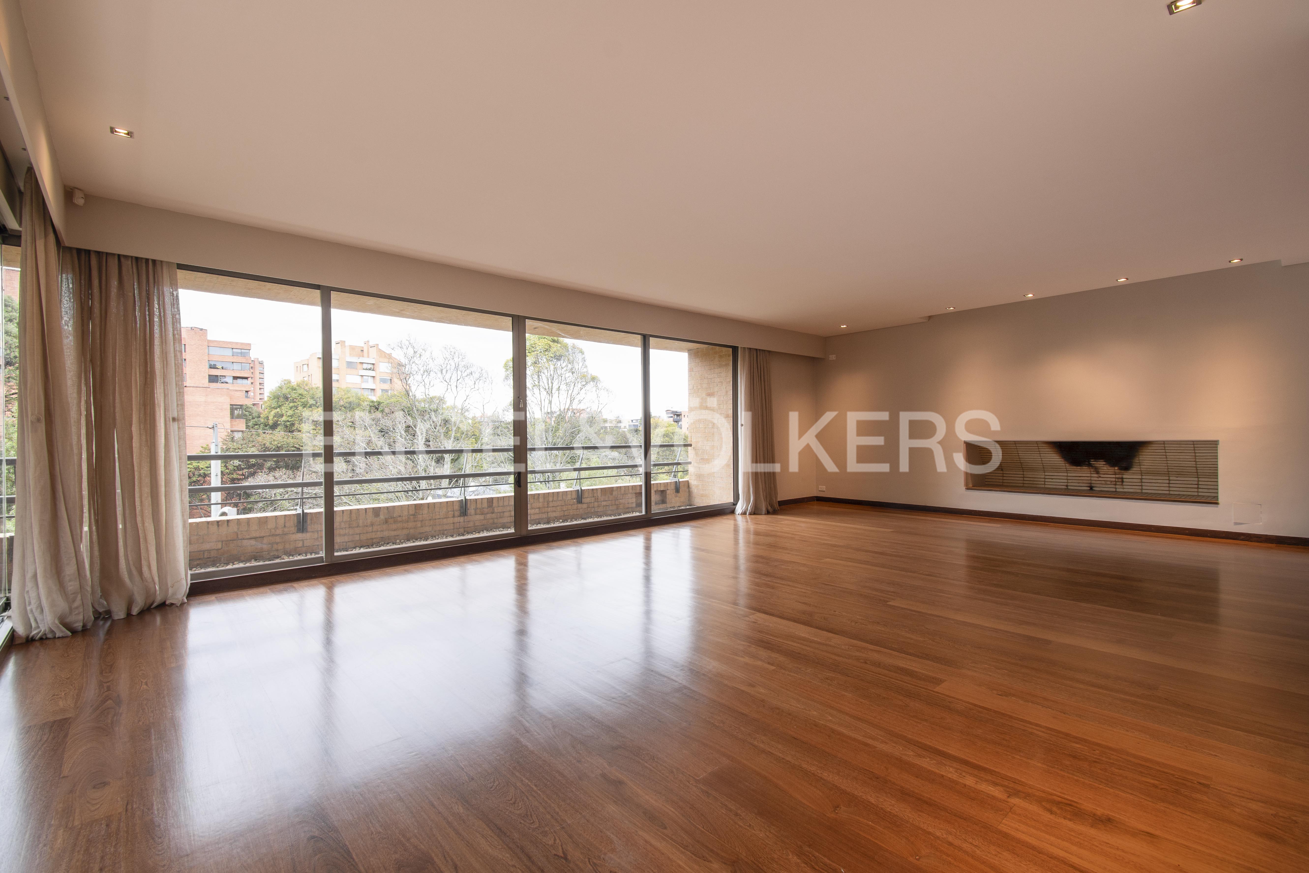 Apartamento con vista verde y balcones en venta en La Cabrera