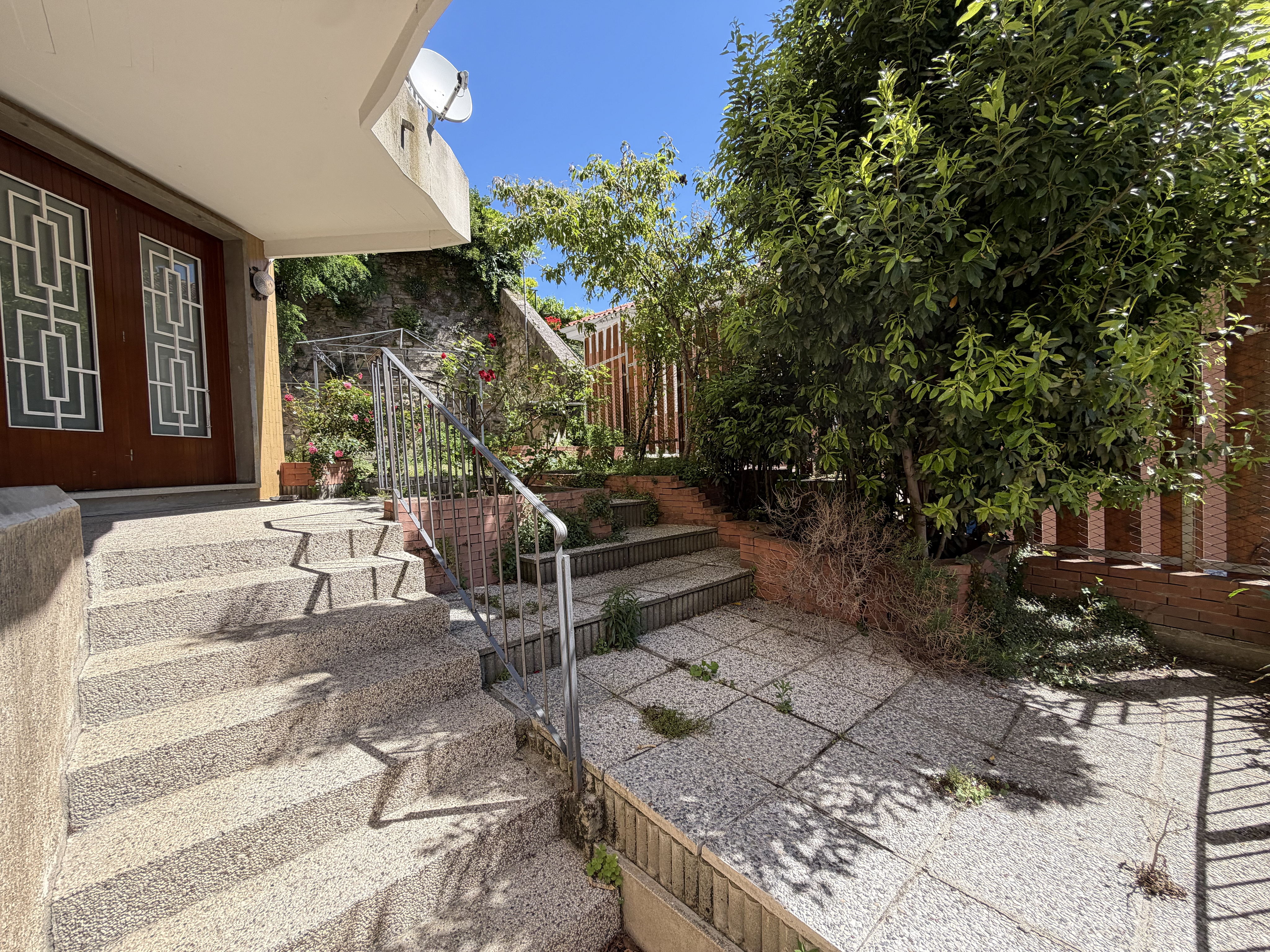 Spacious flat with garden