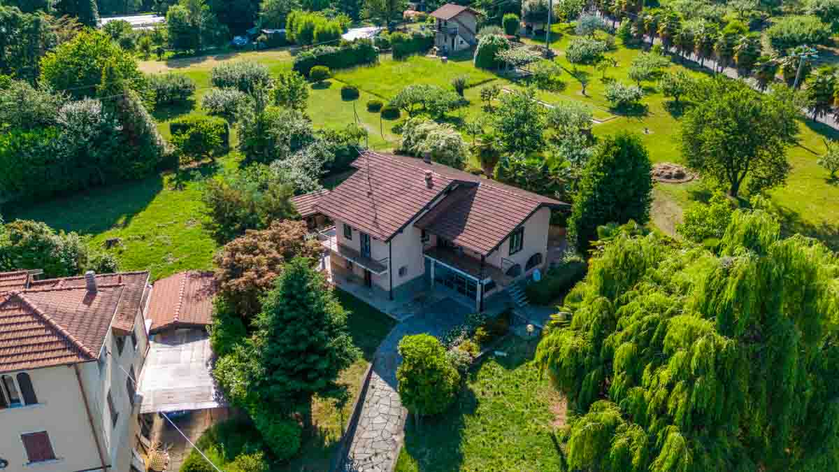 In Nebbiuno, detached villa surrounded by greenery