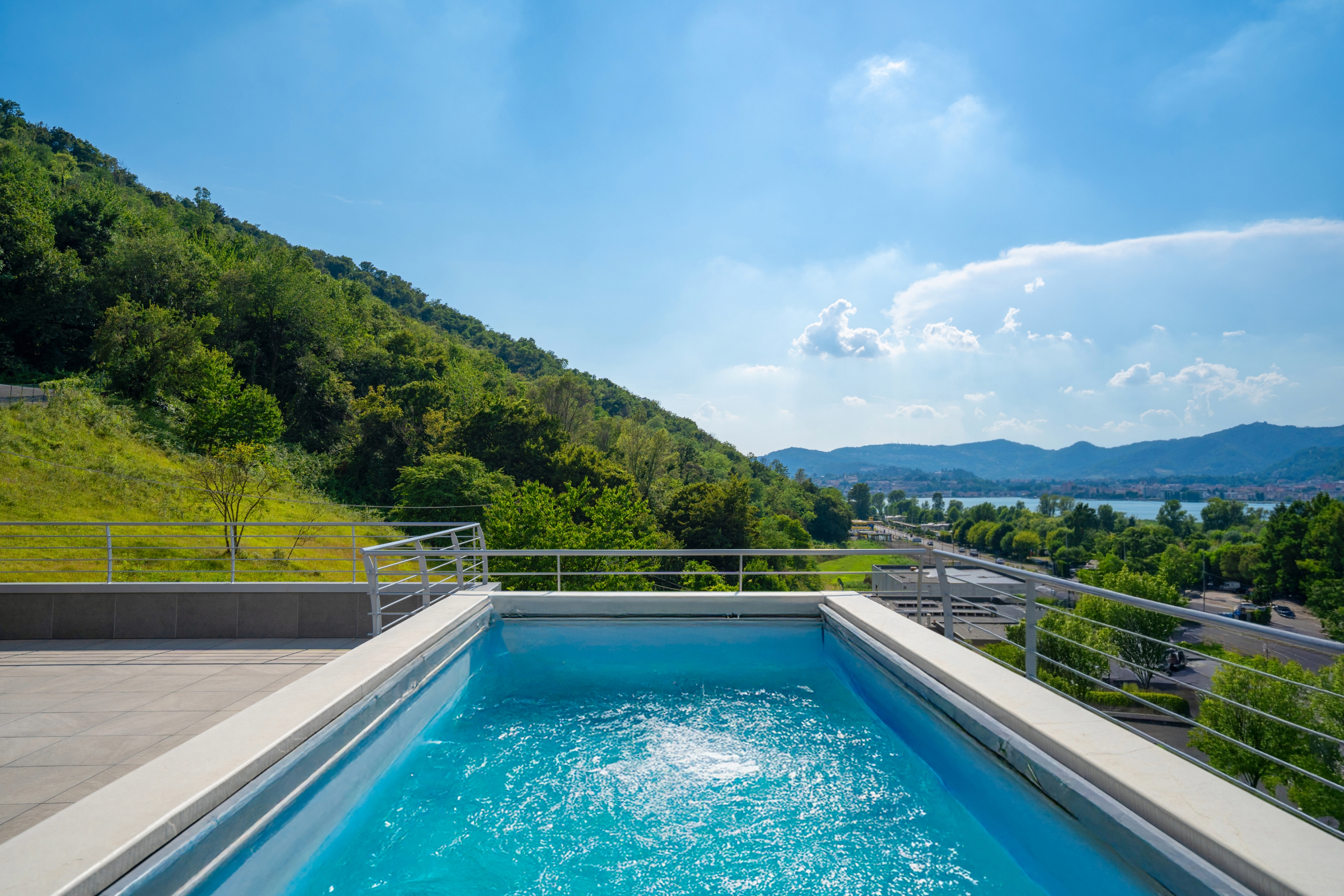 Nuovo attico con vista lago e piscina a Clusane d'Iseo