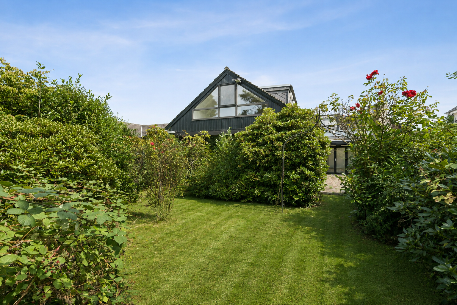 Außergewöhnliches Anwesen in Isernhagen – Architektur & Garten mit Raum für Neudefinition