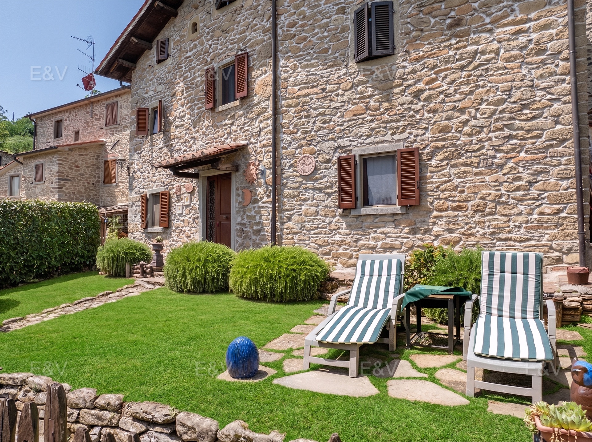 Charming Townhouse in a Historic Village with Panoramic Garden