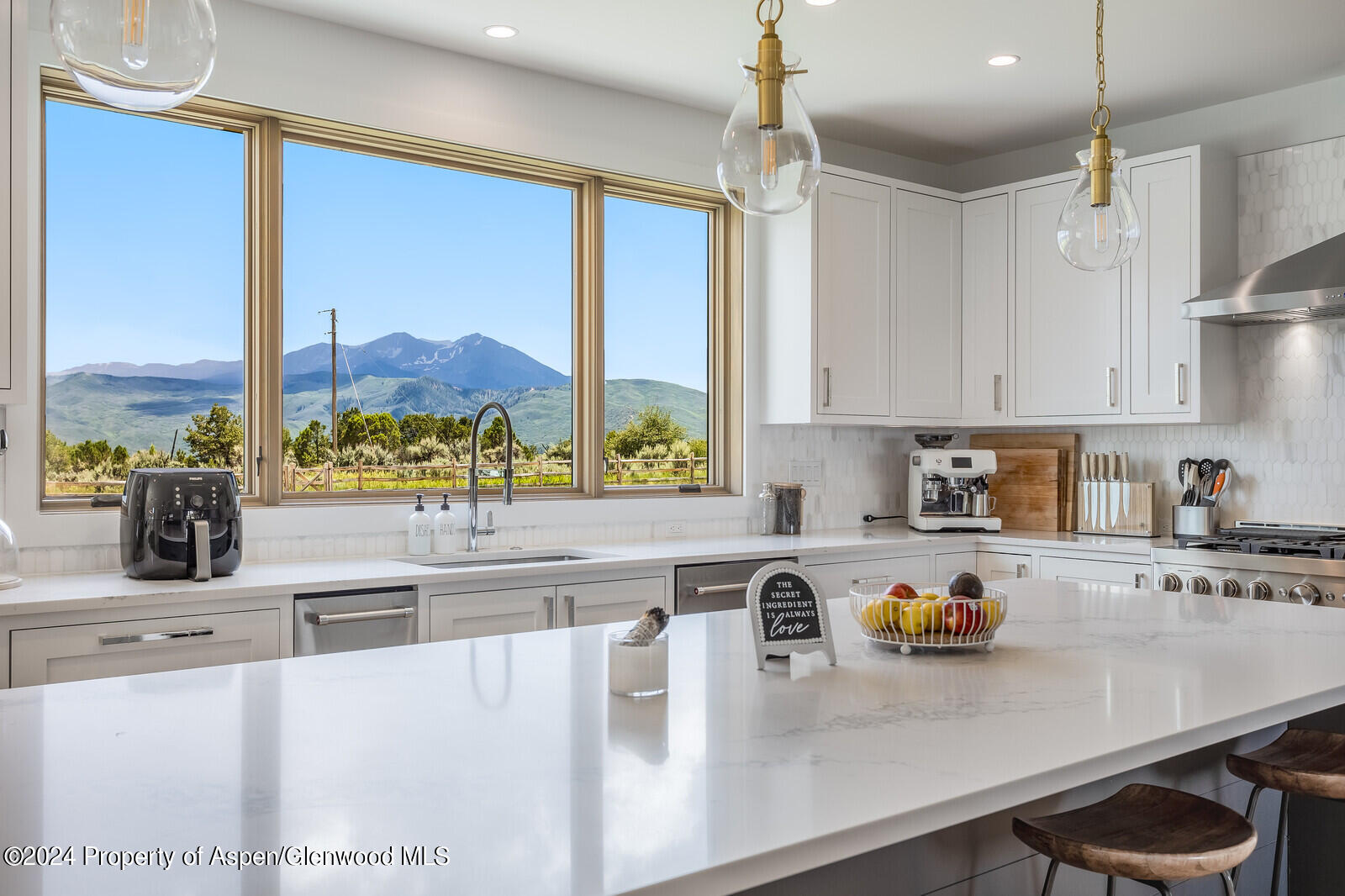 Perfect Blend of Spacious Living and Breathtaking Nature