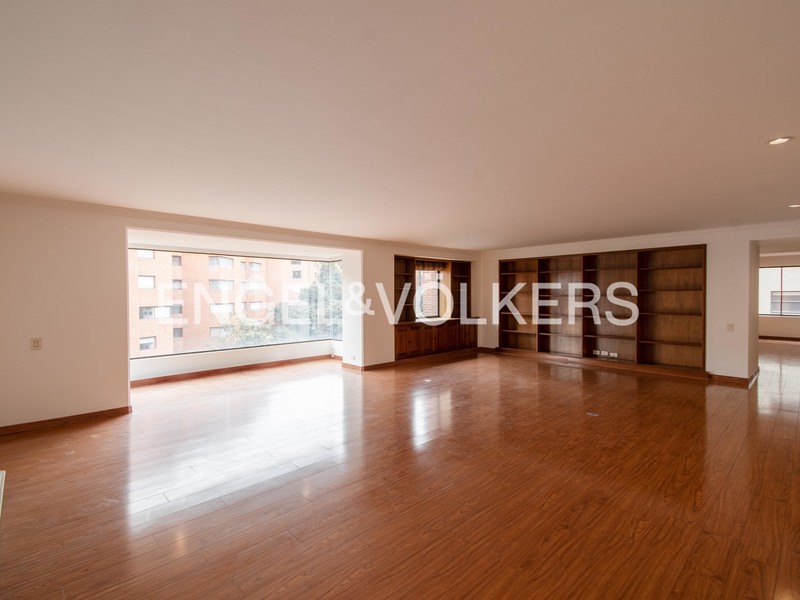 Iluminado apartamento para arriendo en Rosales