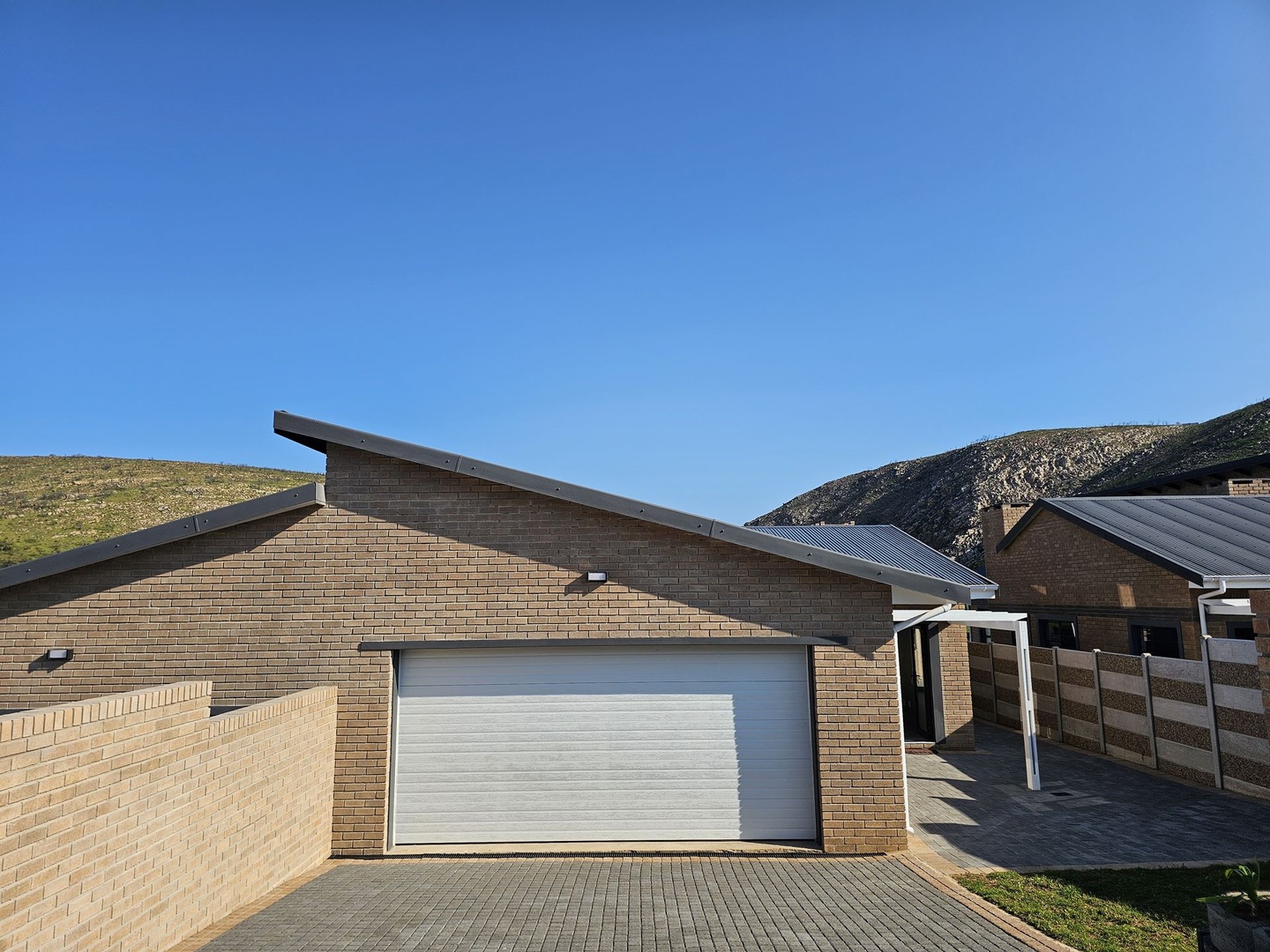 Brand-New Single-Storey Duet with Scenic Mountain Views