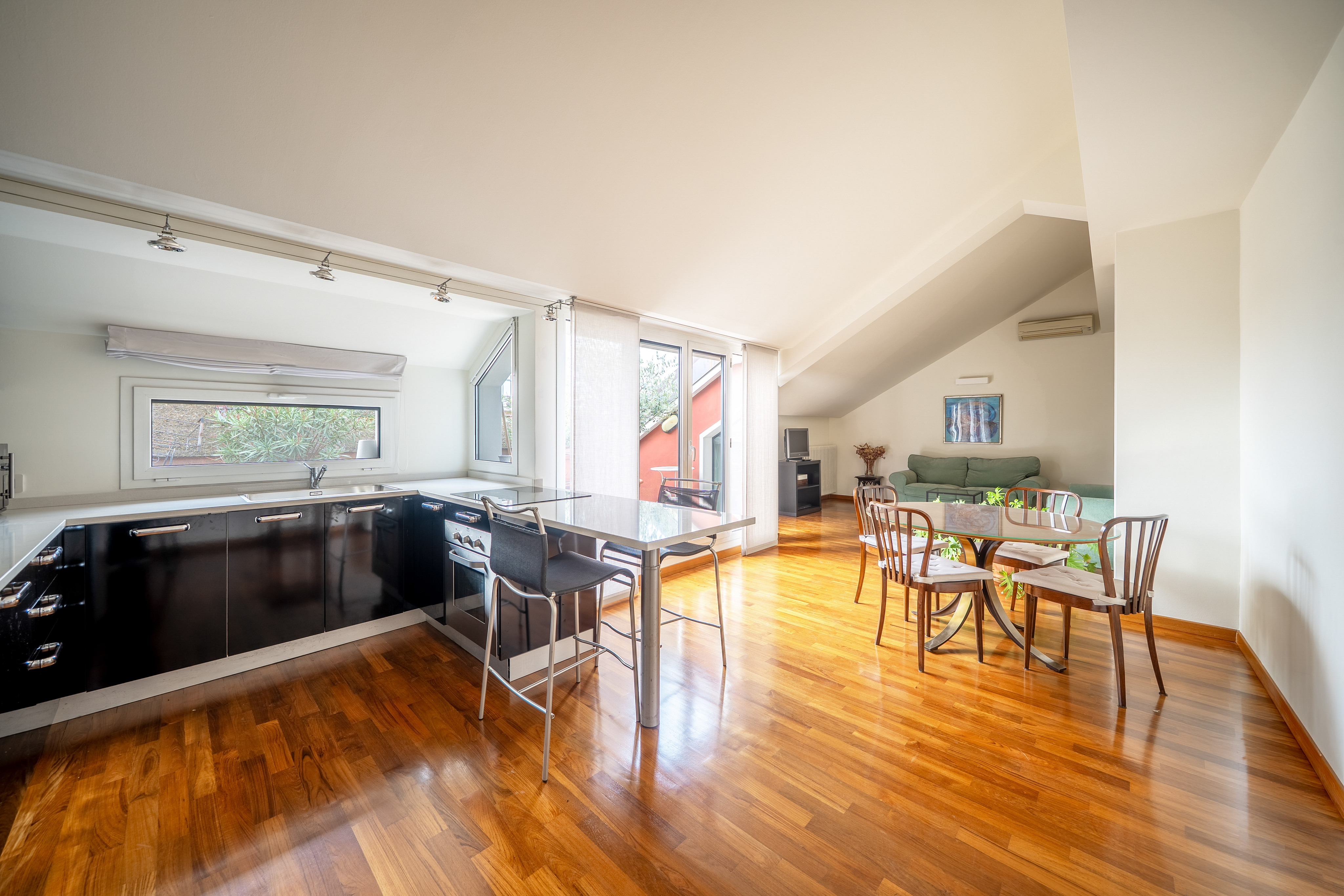 Charming top-floor three-bedroom apartment with terrace