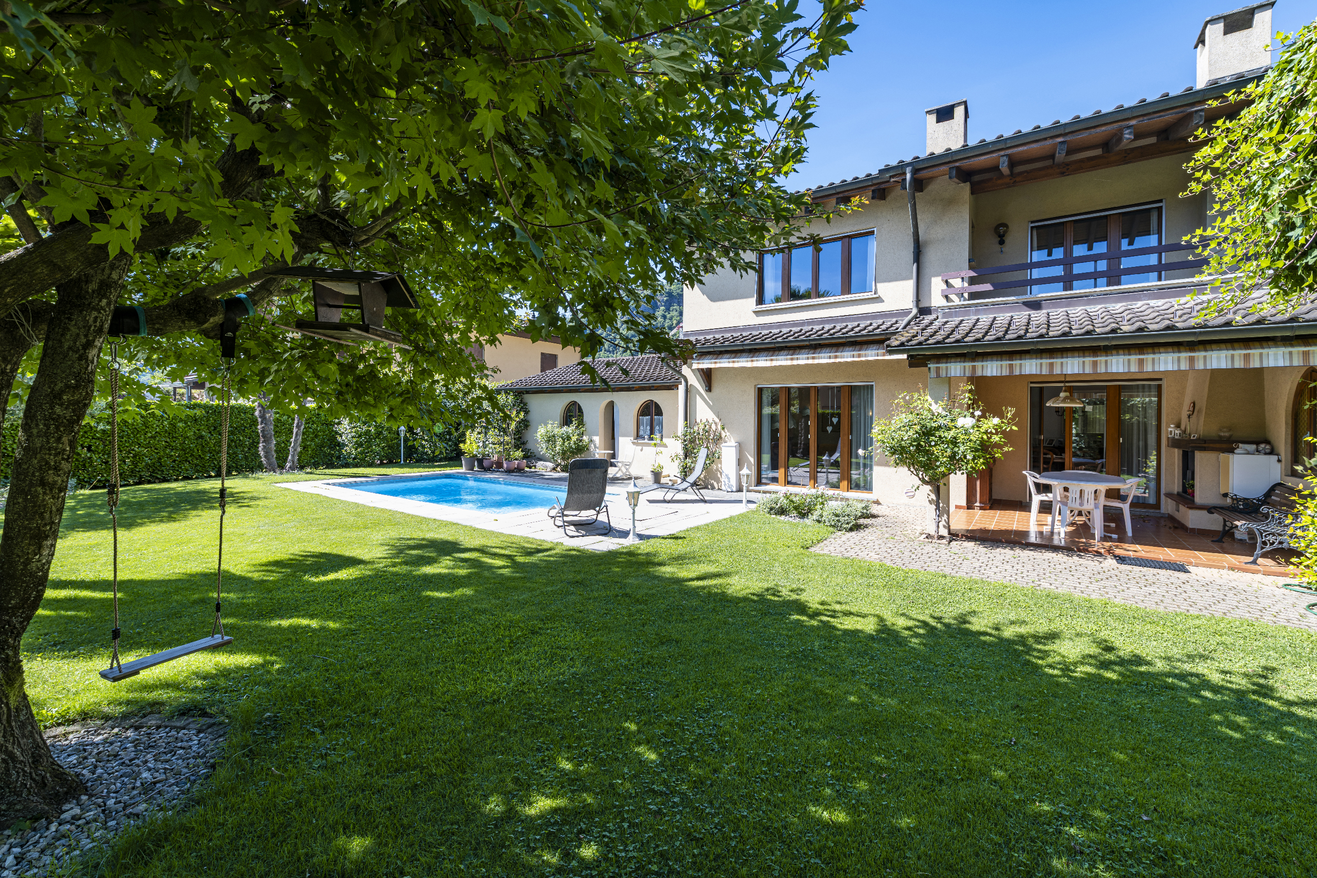 Oase der Ruhe in Lamone: Freistehende Villa mit Pool und Garten