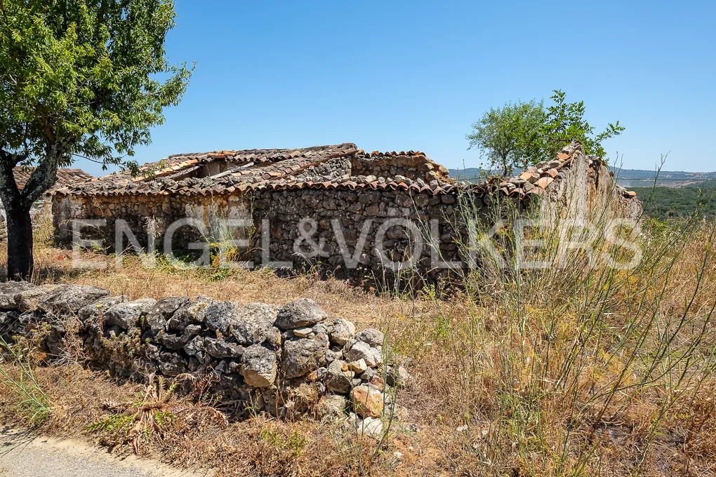 Plot with ruin – building capacity of 171 sqm