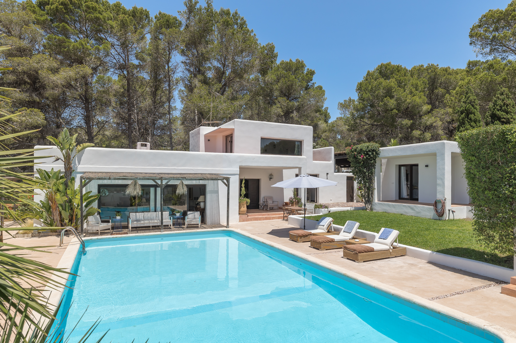 Mediterranean-style villa with tennis court in a sought-after location