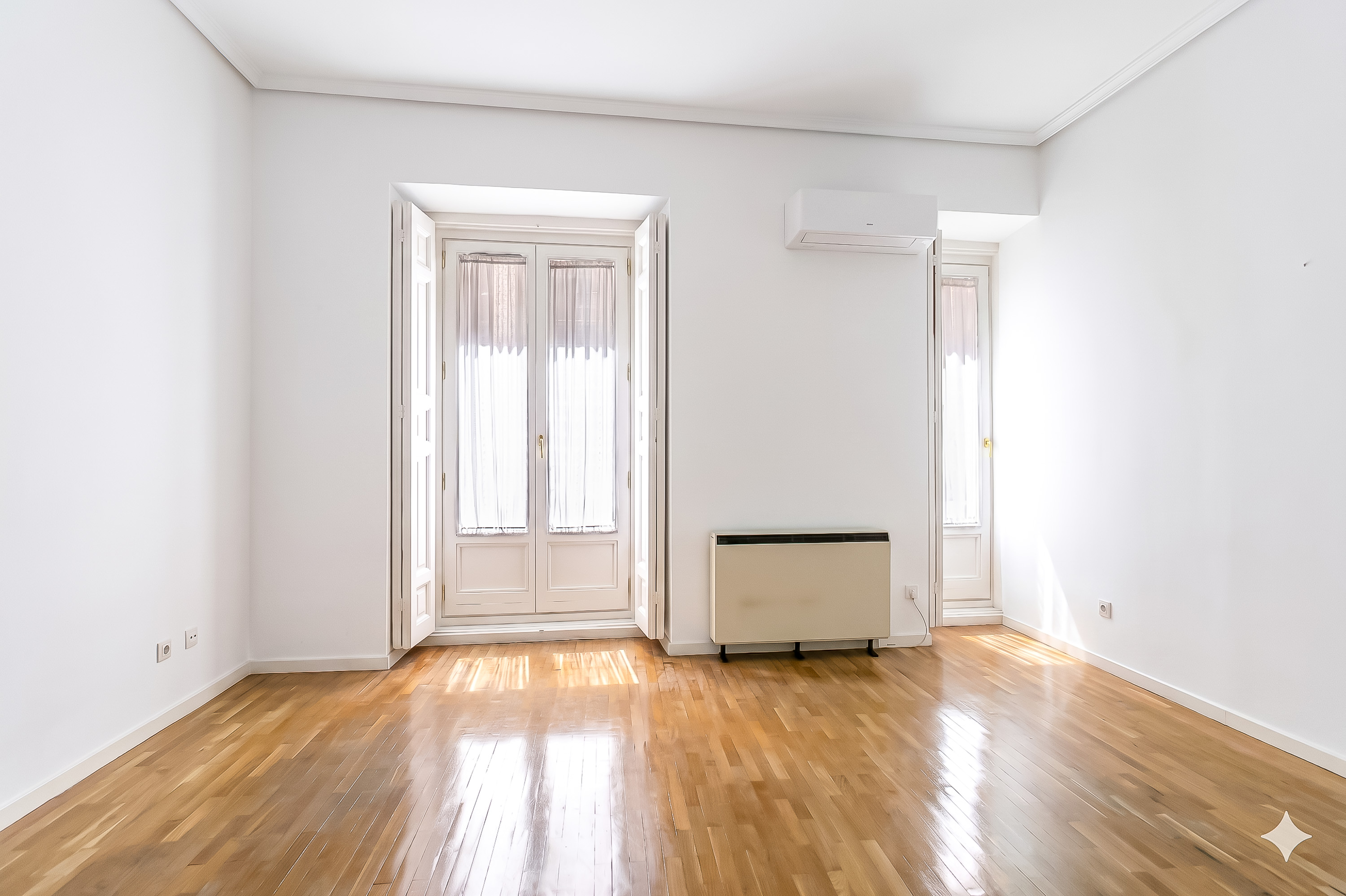An exclusive, bright property with 3 balconies in Justicia.