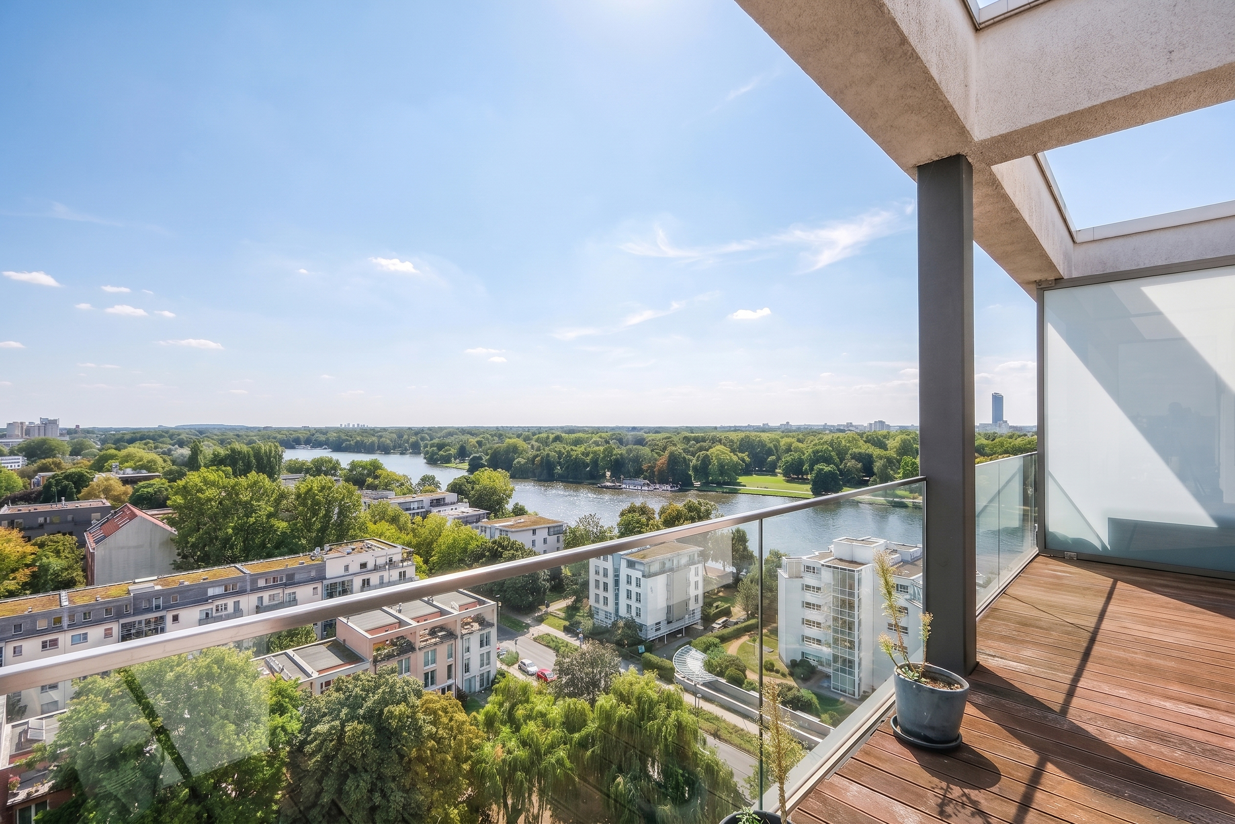 Above Stralau’s rooftops: penthouse with breathtaking water views [Modifié par IA]
