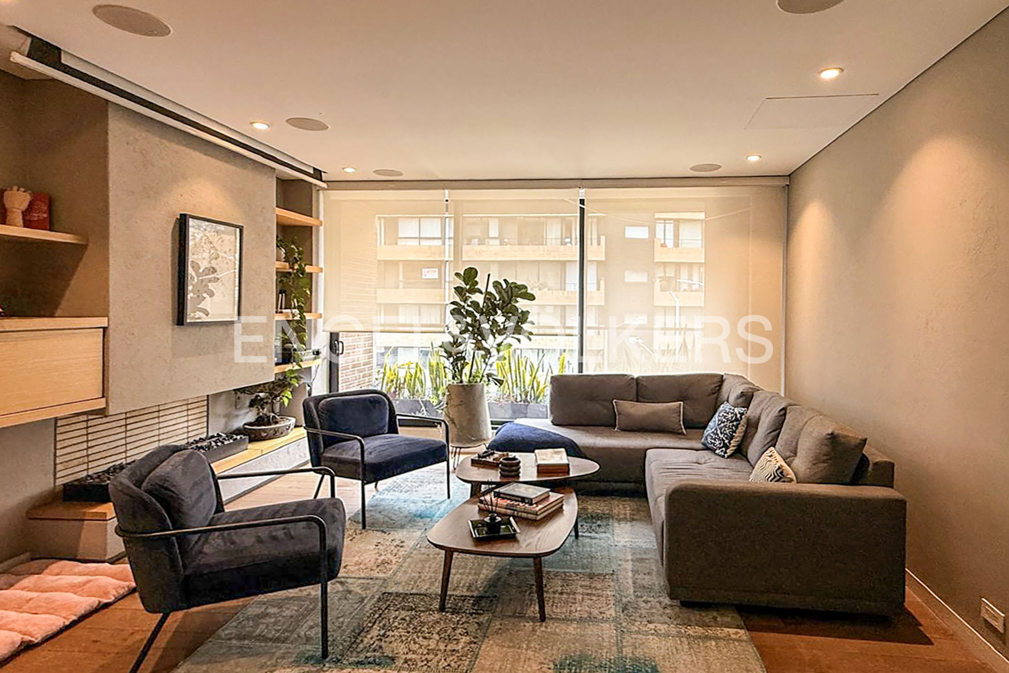 Iluminado apartamento con balcón para venta en el Virrey
