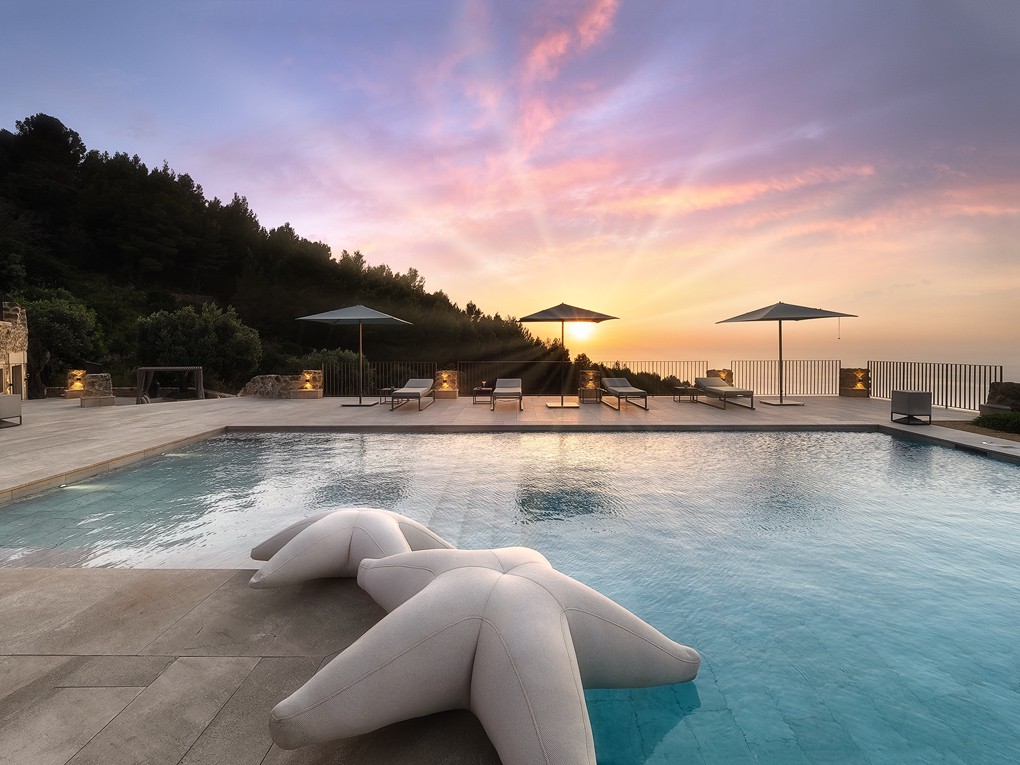 Exclusive off-grid estate with majestic sea views