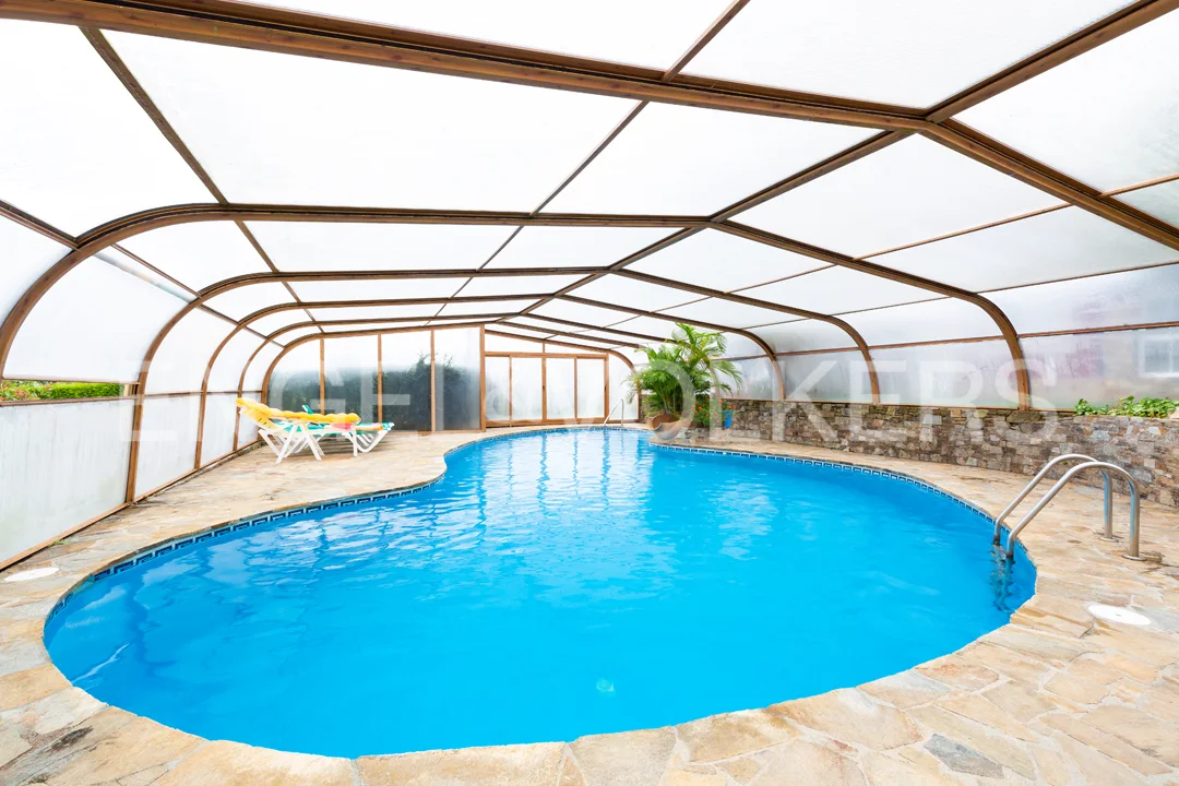 Casa con piscina cubierta en Oleiros