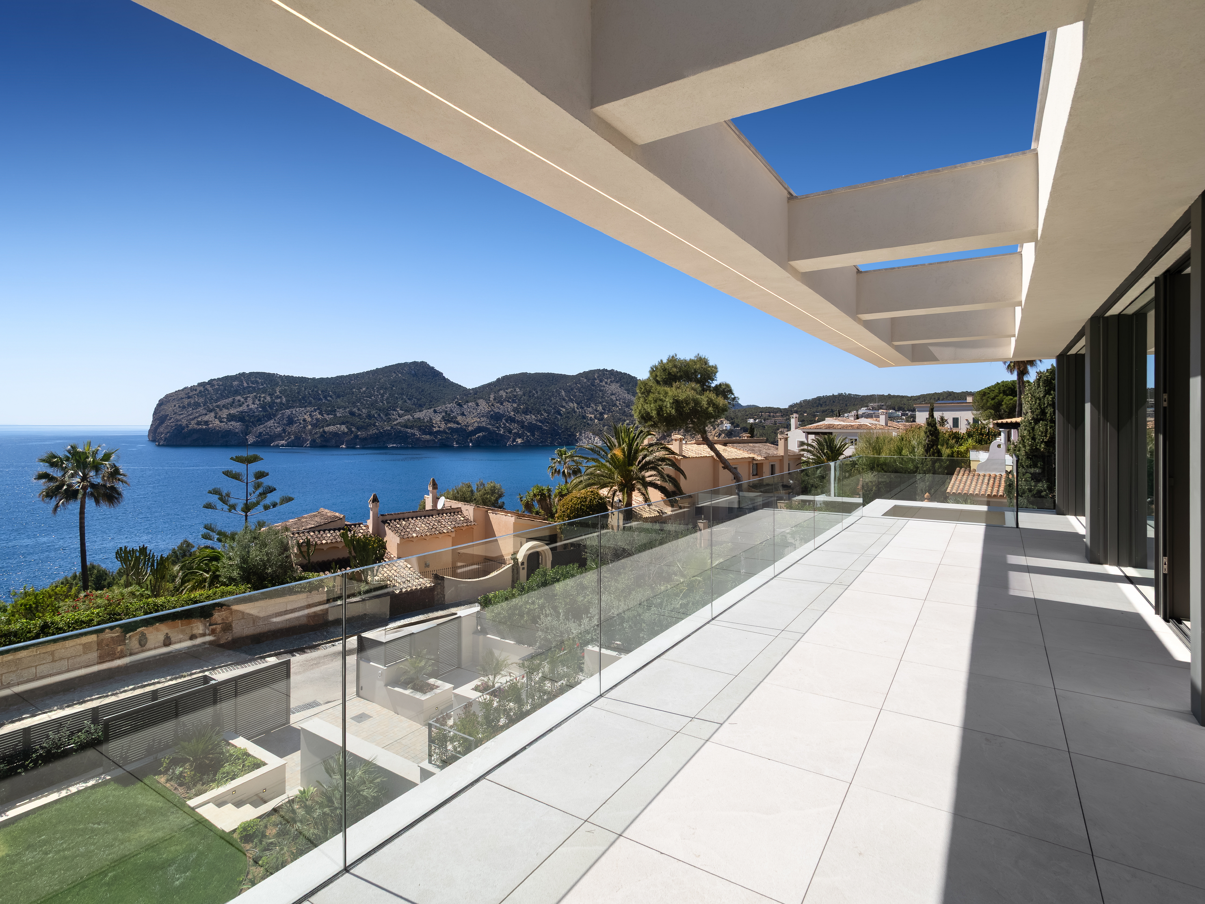 Unverbaubarer Meerblick trifft High-End Architektur in Bestlage von Camp de Mar