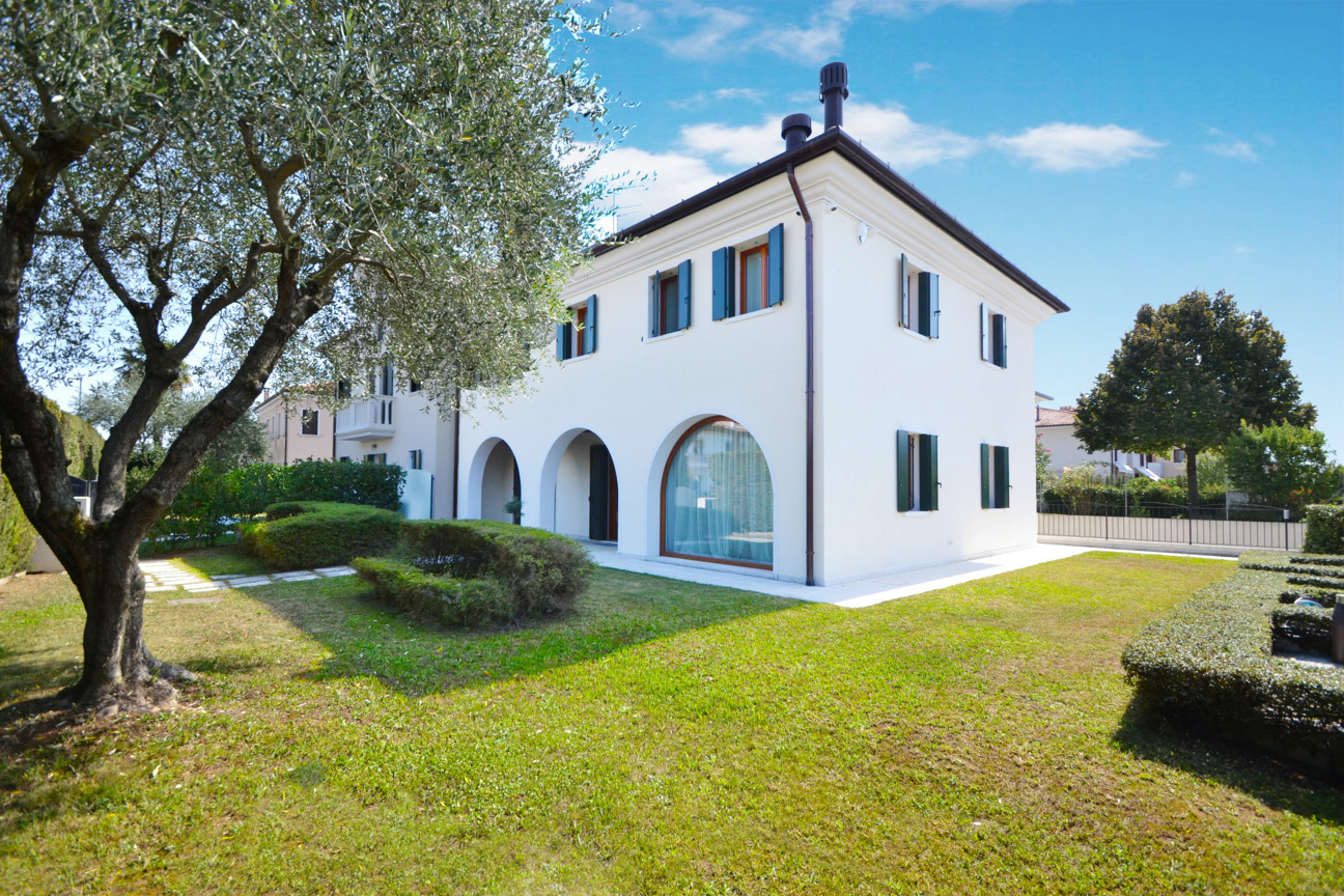 Elegant two-story house with elevator, spacious rooms, and state-of-the-art technology
