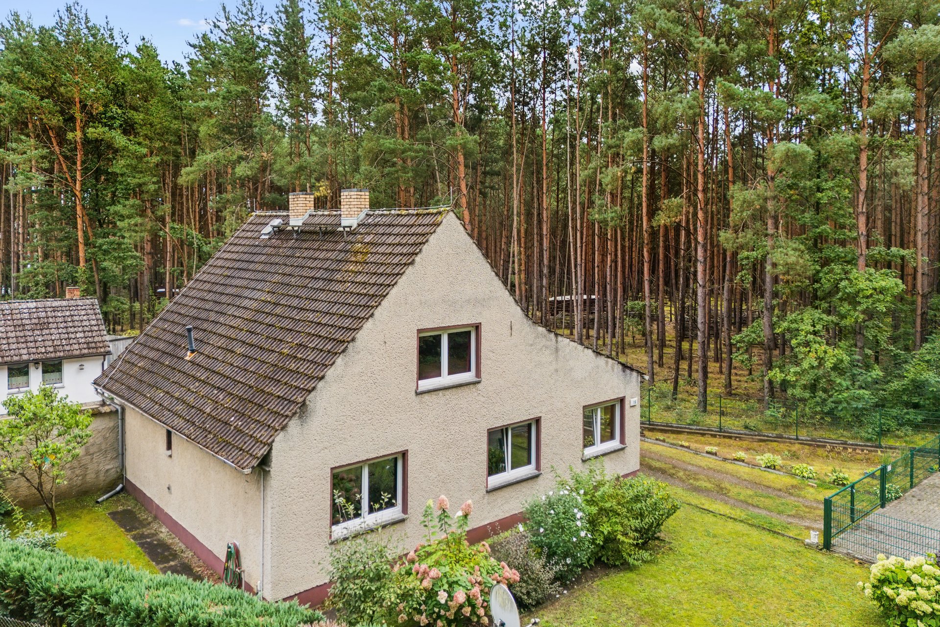 Einfamilienhaus am Waldrand mit Baureserve und zwei Zufahrten