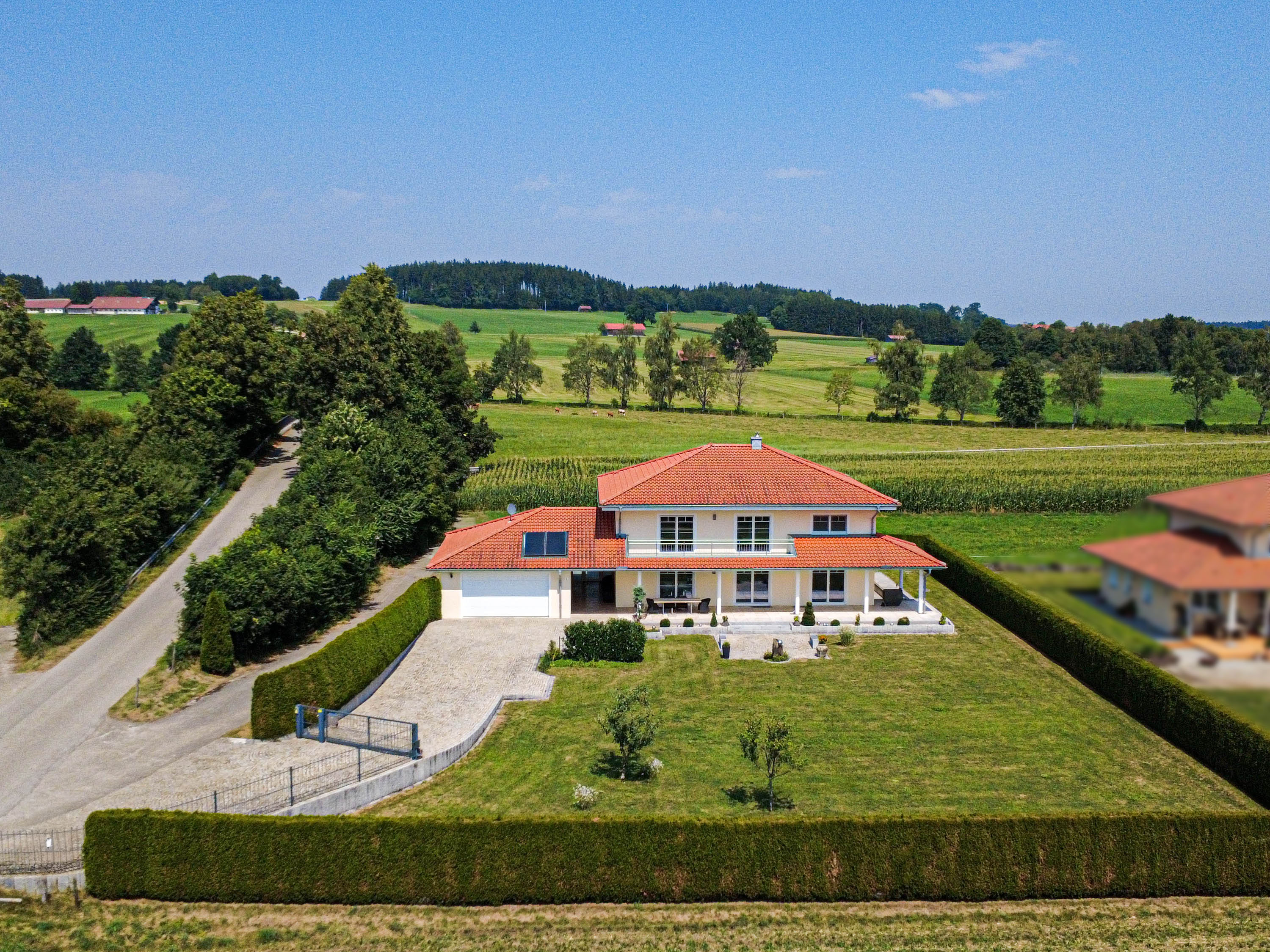 Hochwertig ausgestattete freistehende Villa mit Bergblick auf sonnigem Grundstück