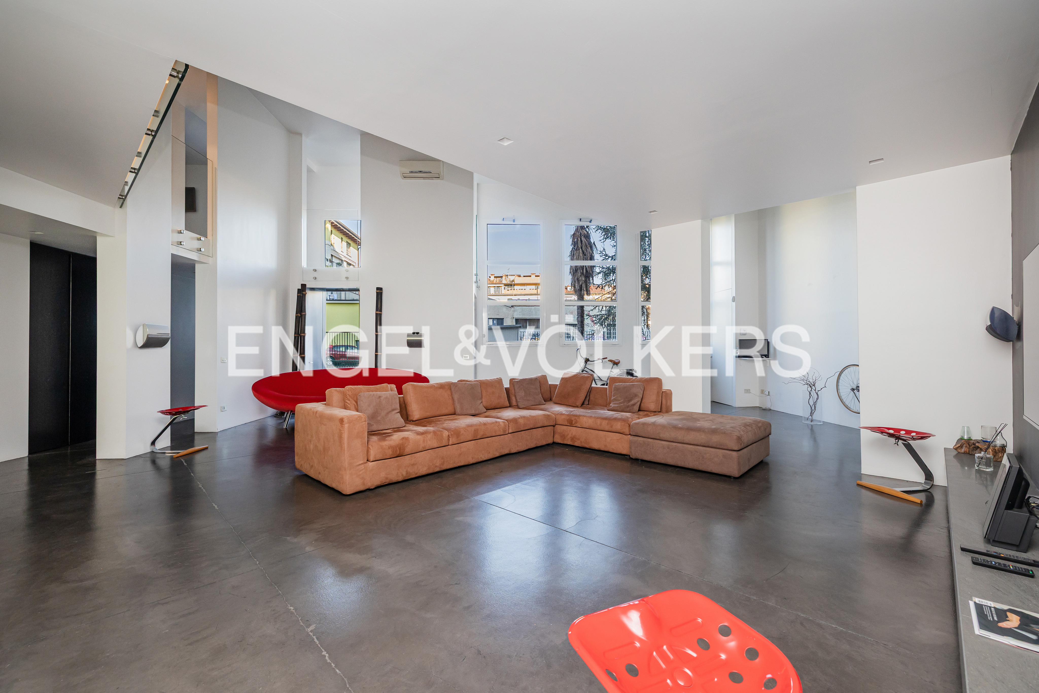 Prestigious two-level loft in the Greco area