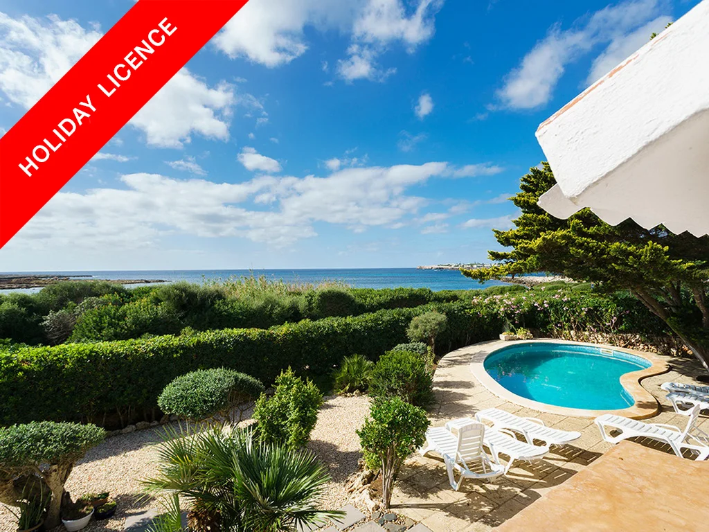 Preciosa villa en primera línea con licencia turística en Binisafua, Menorca