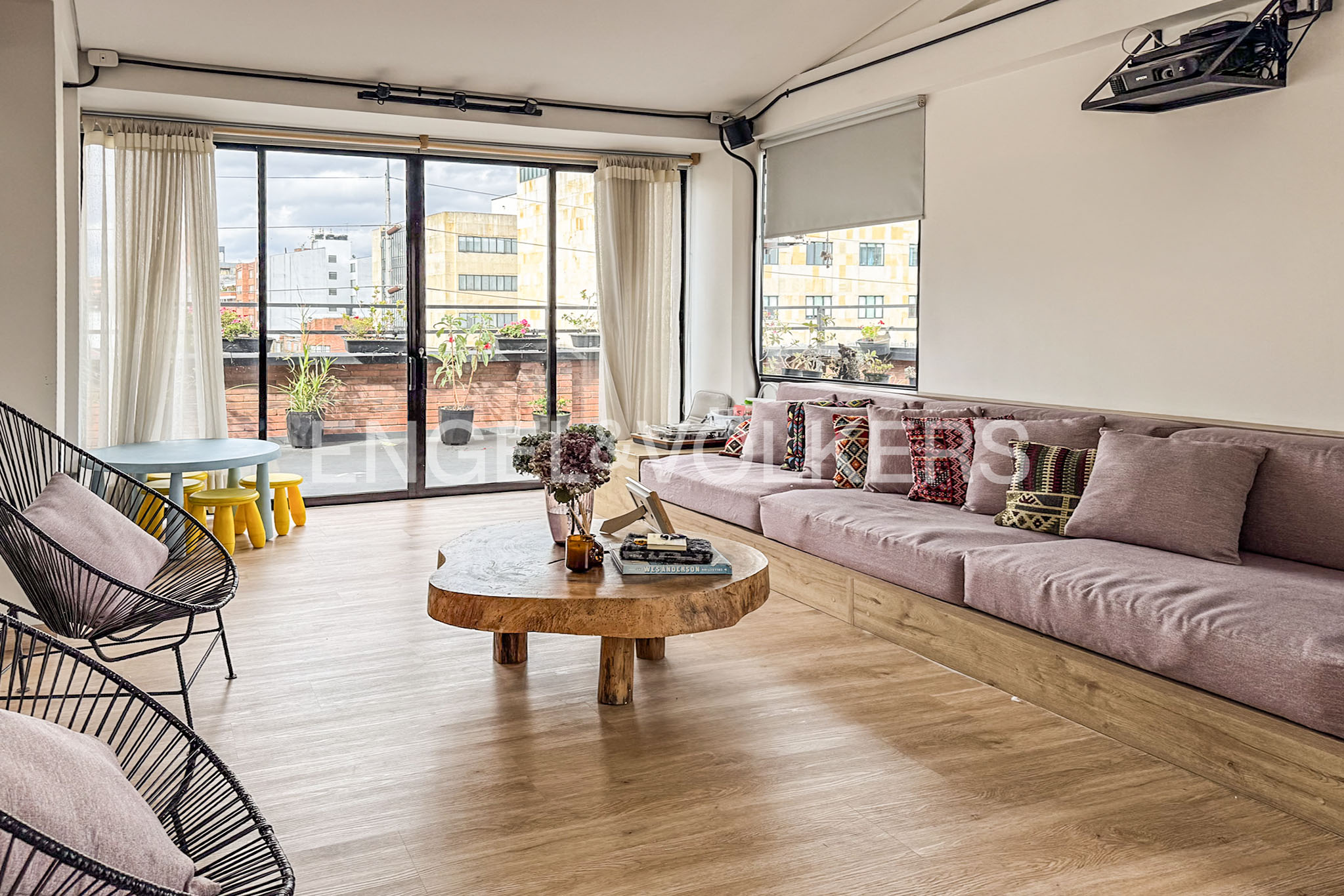 Apartamento amoblado con terraza para arriendo en Quinta Camacho