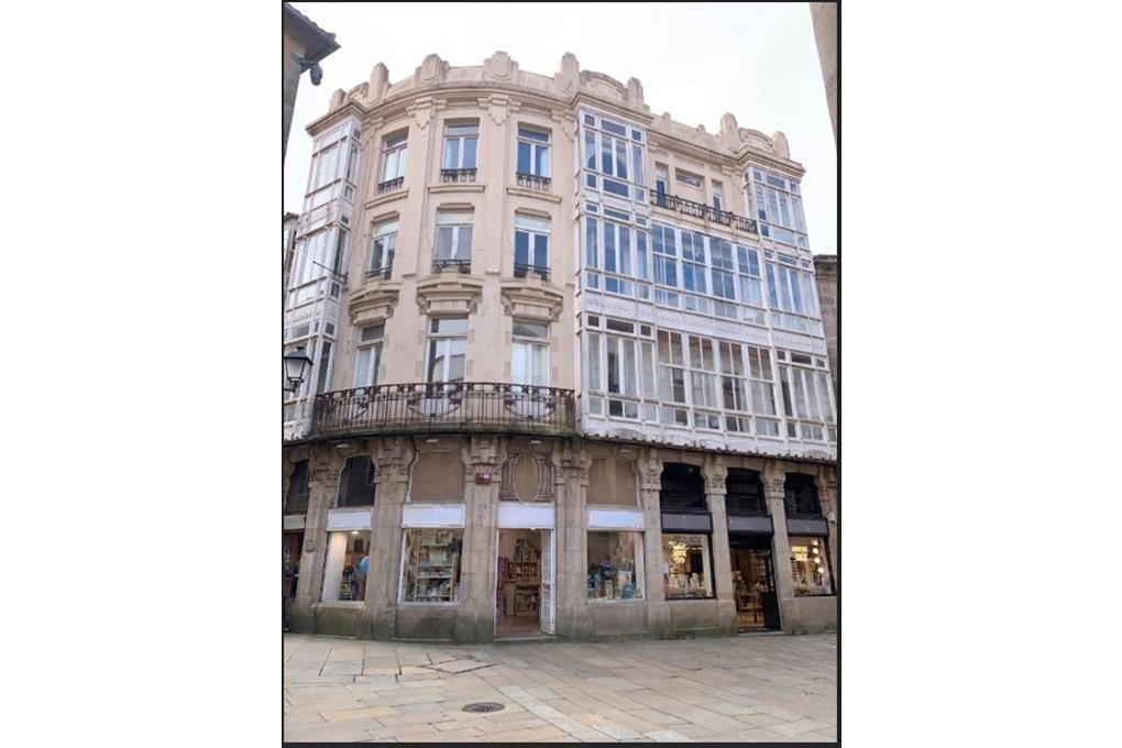 E&V vende impresionante edificio entero, de 1920 en el centro del casco histórico compostelano.