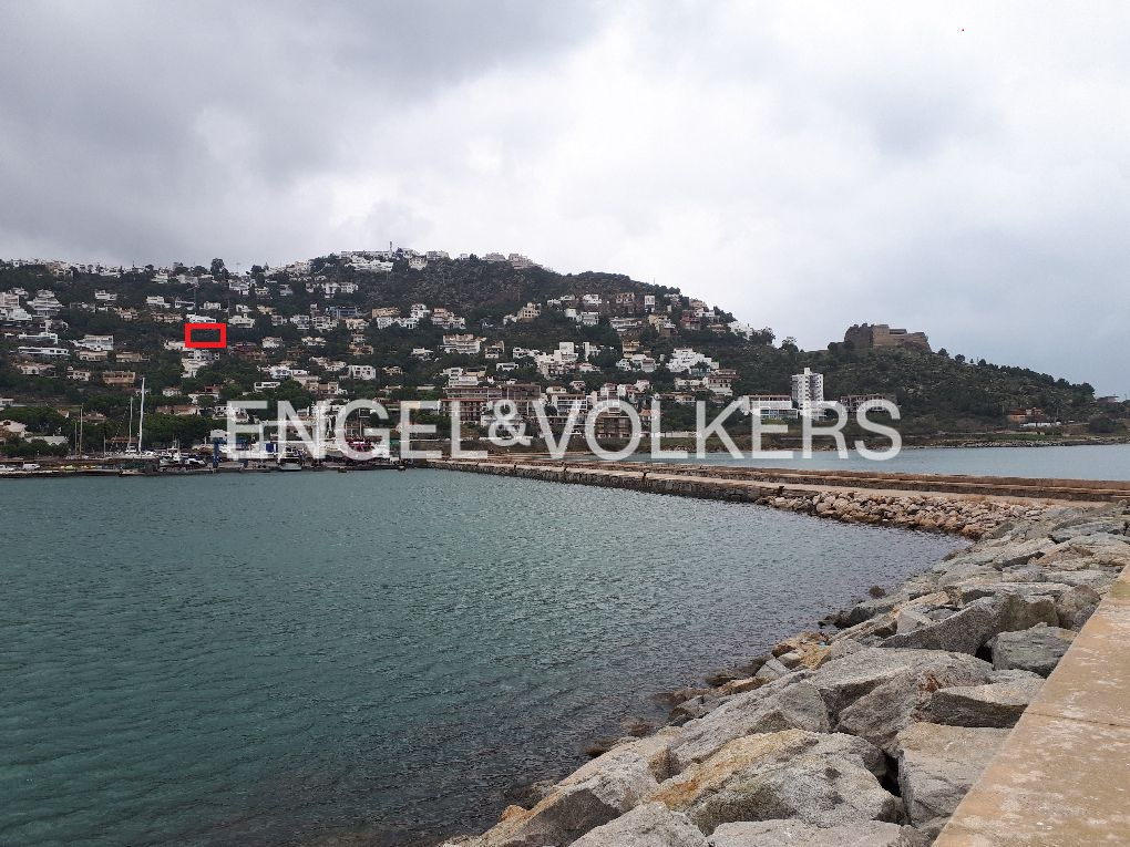 Parcela con magníficas vistas al puerto de Roses