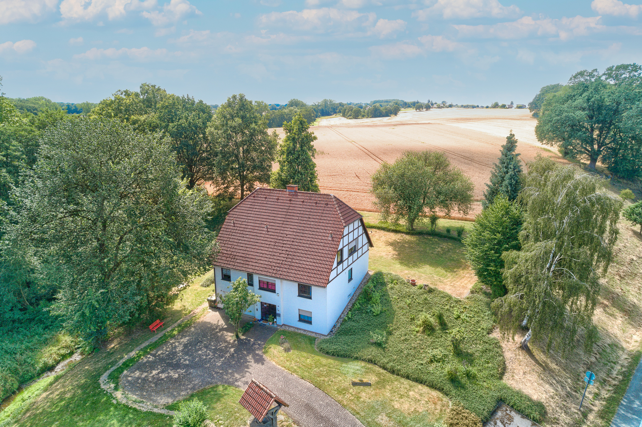 Zweifamilienhaus in Alleinlage auf weitläufigem Grundstück