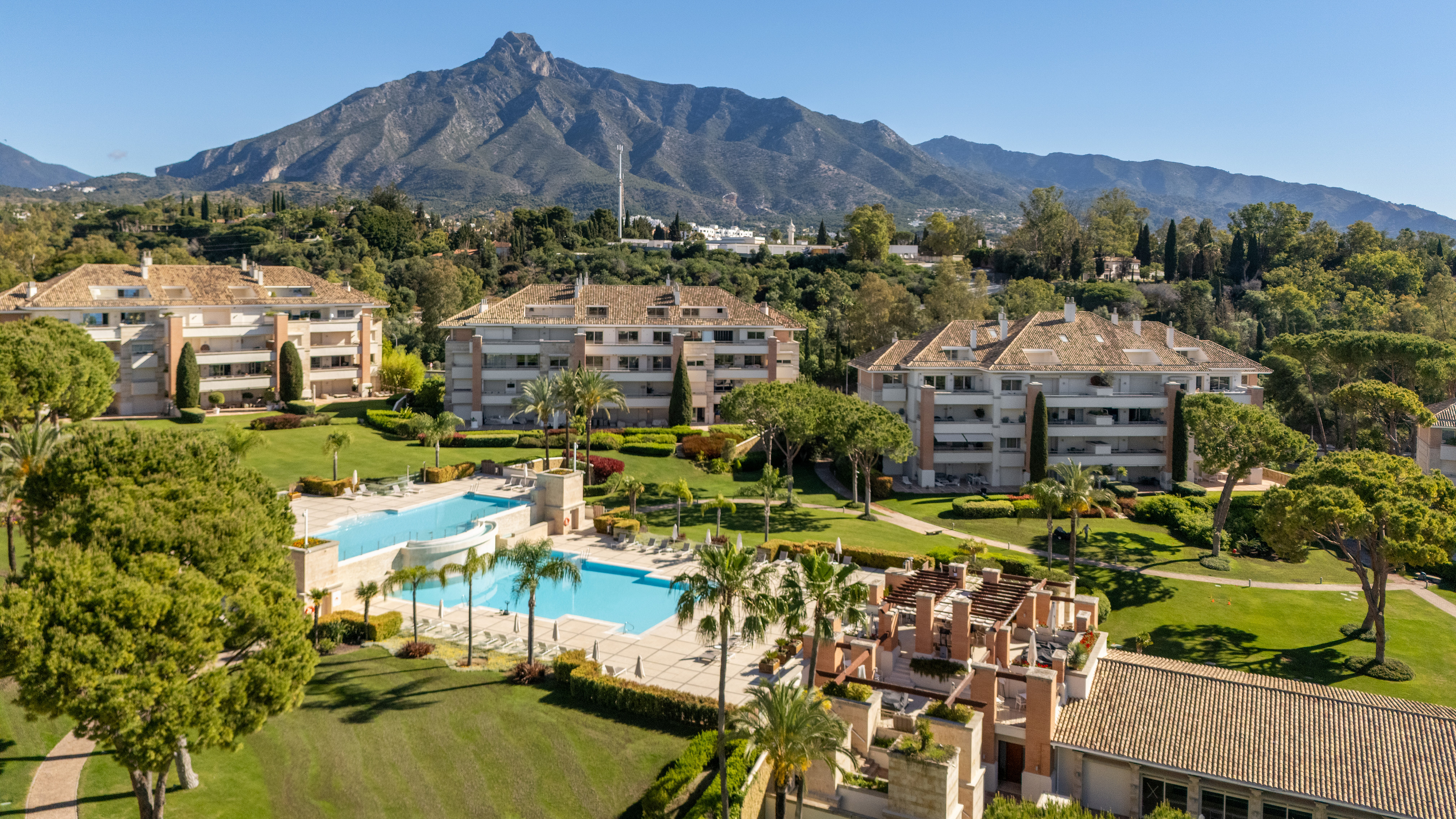 Apartamento de lujo en la Milla de Oro en La Trinidad con vistas al mar y a la montaña