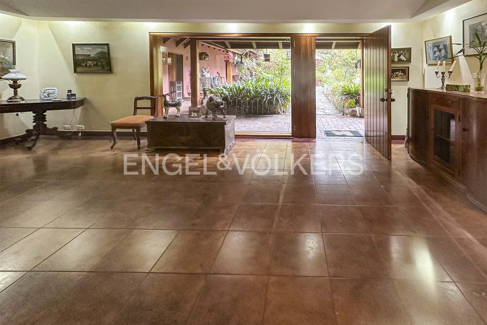 Casa con jardín para venta en los Cerros de Suba