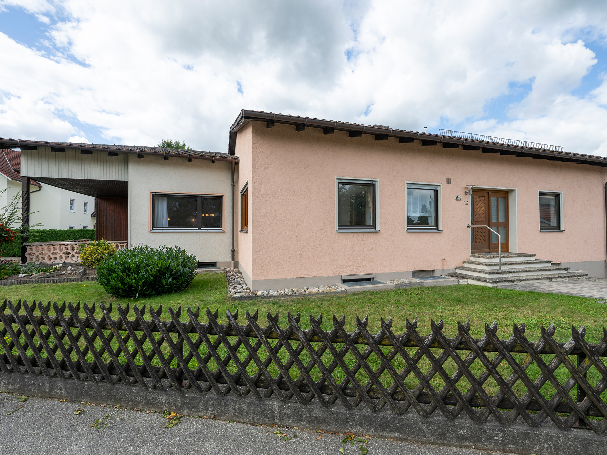 Renovate, expand, live: Large lot in Ampfing