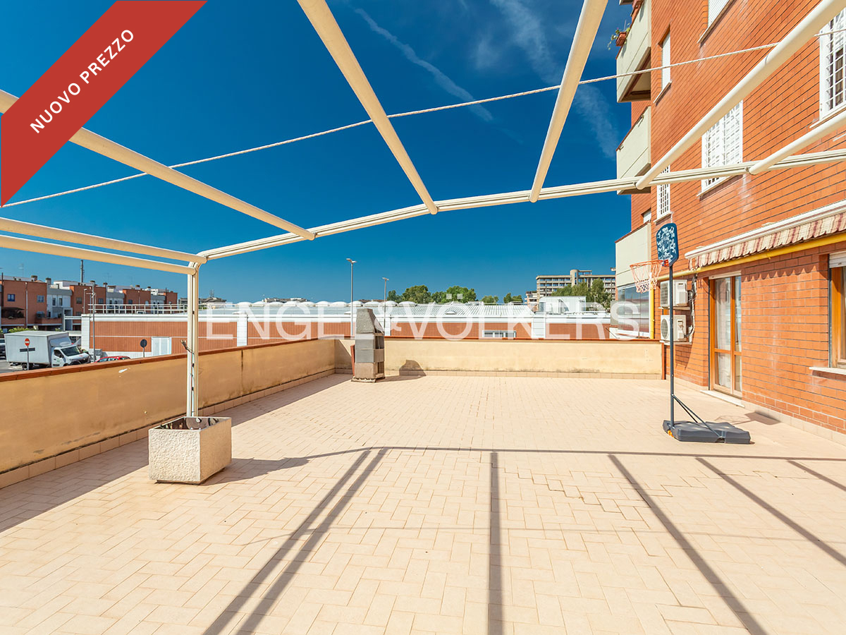 Acilia, bright three-room apartment with extraordinary outdoor space