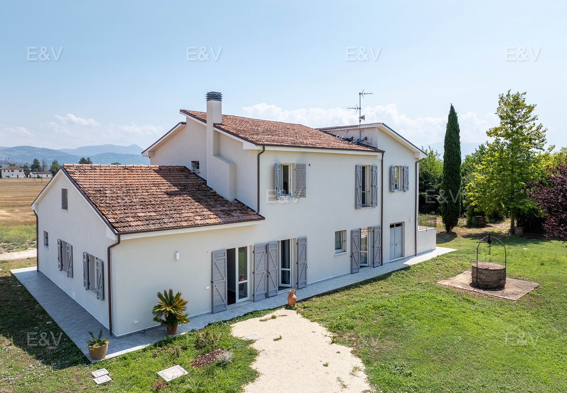 Landhaus mit Pool und großer Veranda in der Landschaft von Spello
