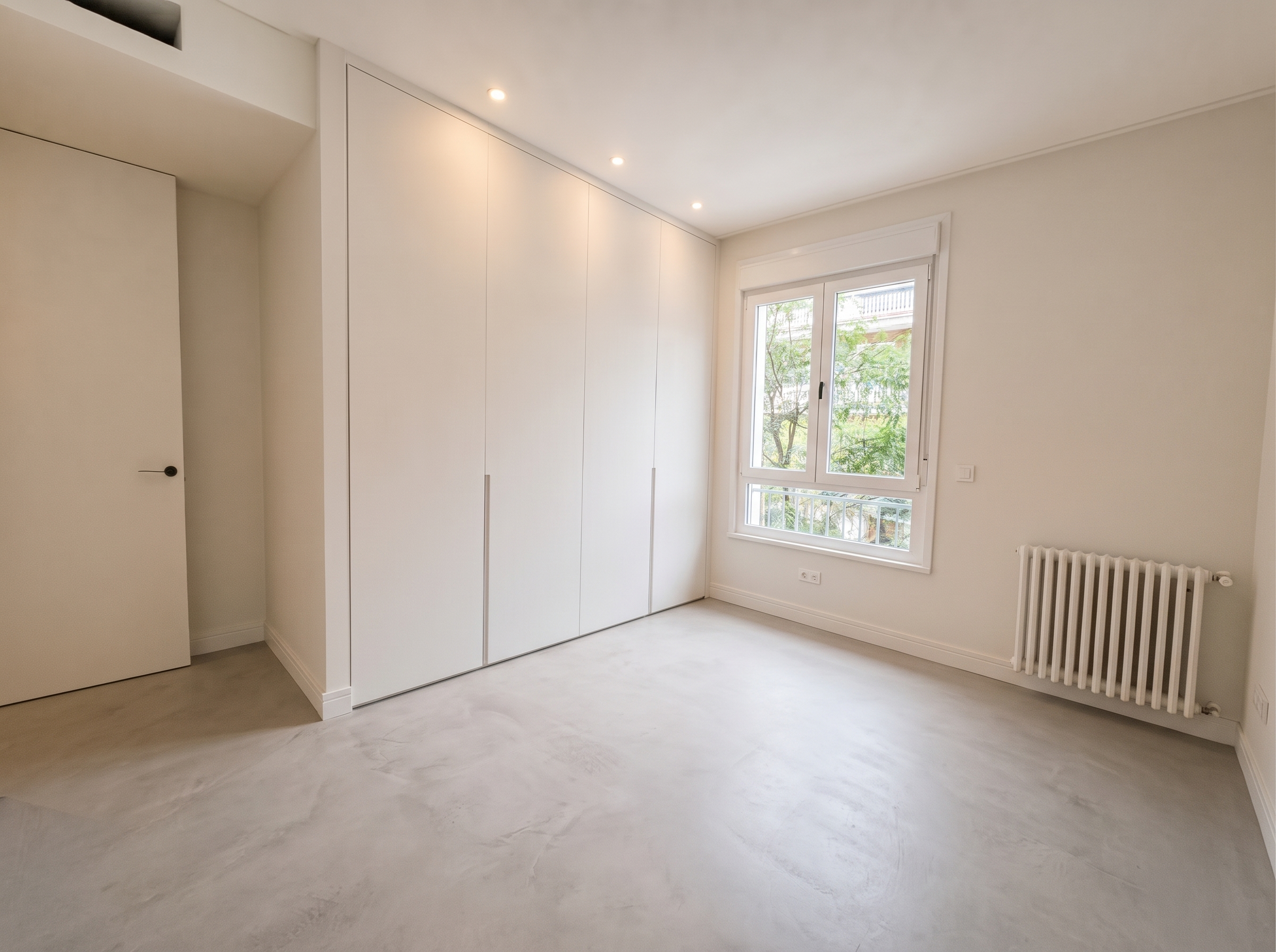 Large renovated apartment with garage, patio and storage room near Retiro Park