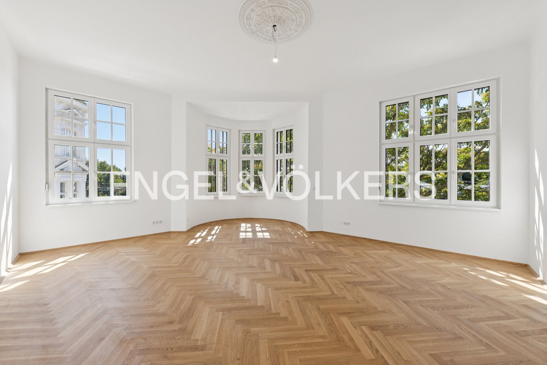Bright & Spacious Apartment with Luxury Finishes in Alt-Penzing