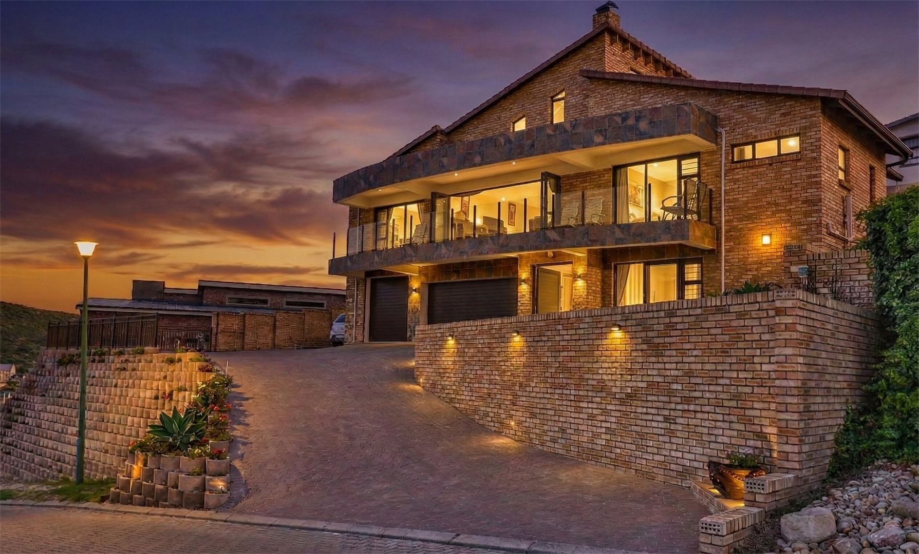 Elevated Elegance - 4 Bedroom Home with Panoramic Sea Views