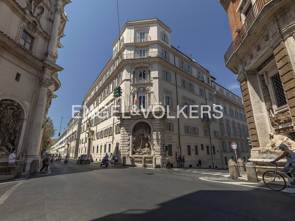 Quirinale: Via XX Settembre apartment in a period building on the corner of Quattro Fontane