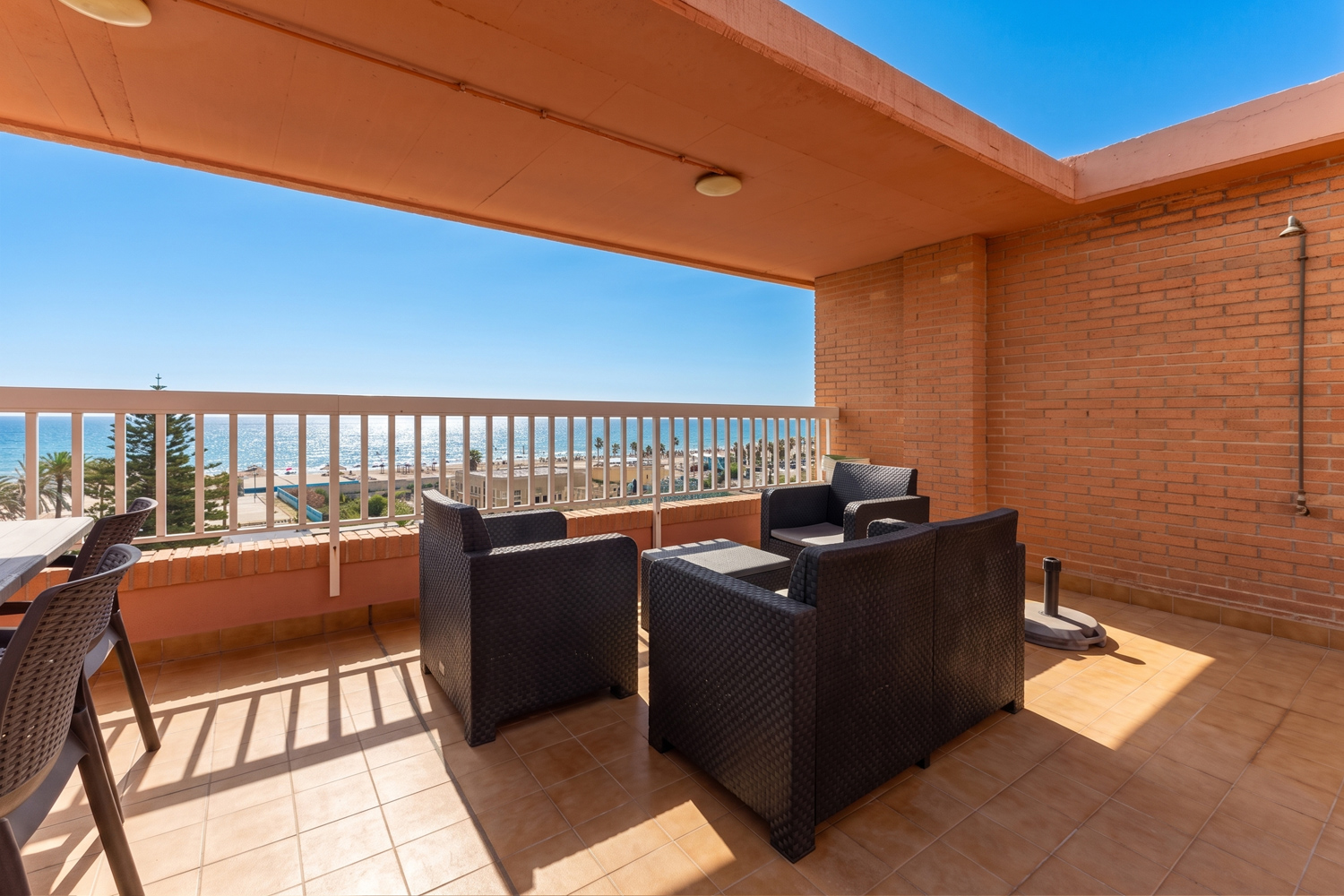 Renovated 2-bedroom penthouse, 2 bathrooms, and parking in La Patacona