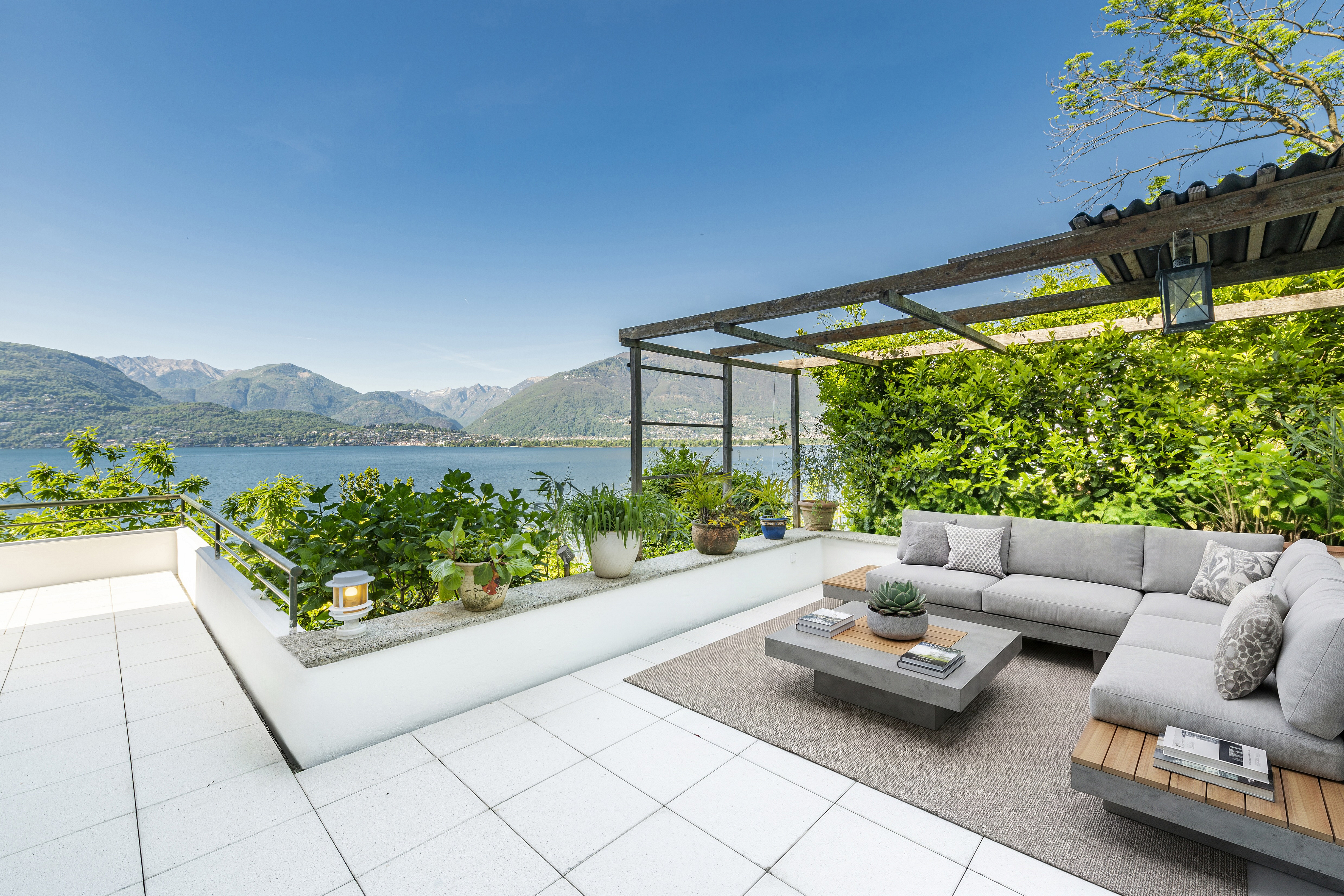 Atmosfera mediterranea in riva al lago (3)