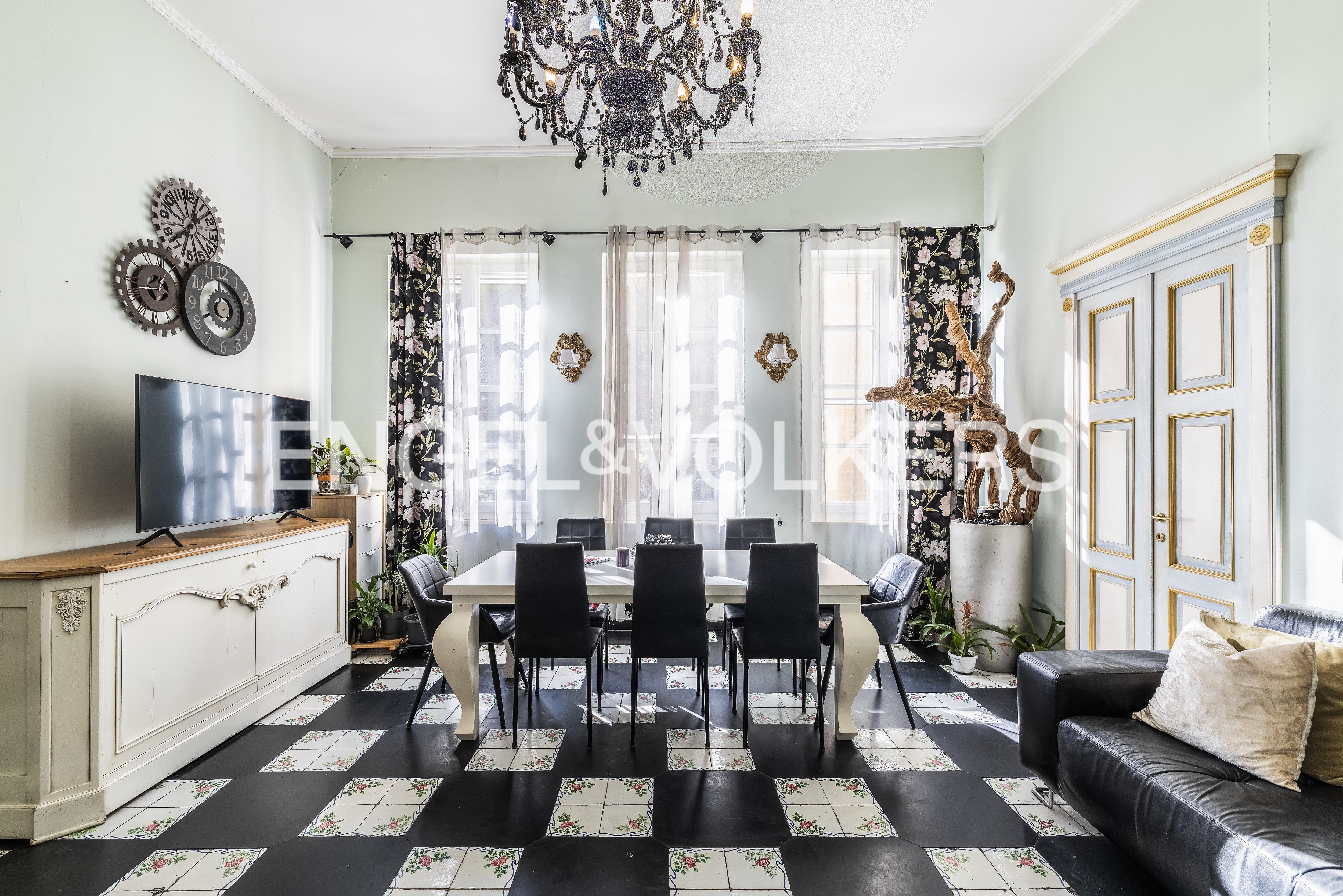 Apartment in a historic building with a terrace and sea view